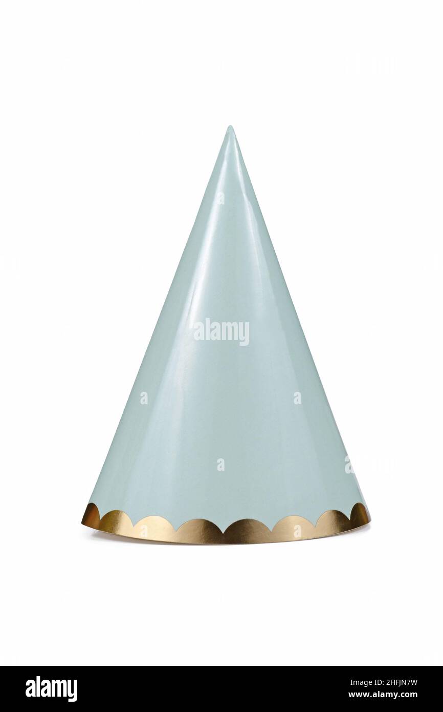Cappello da festa in carta blu pastello su sfondo bianco Foto Stock