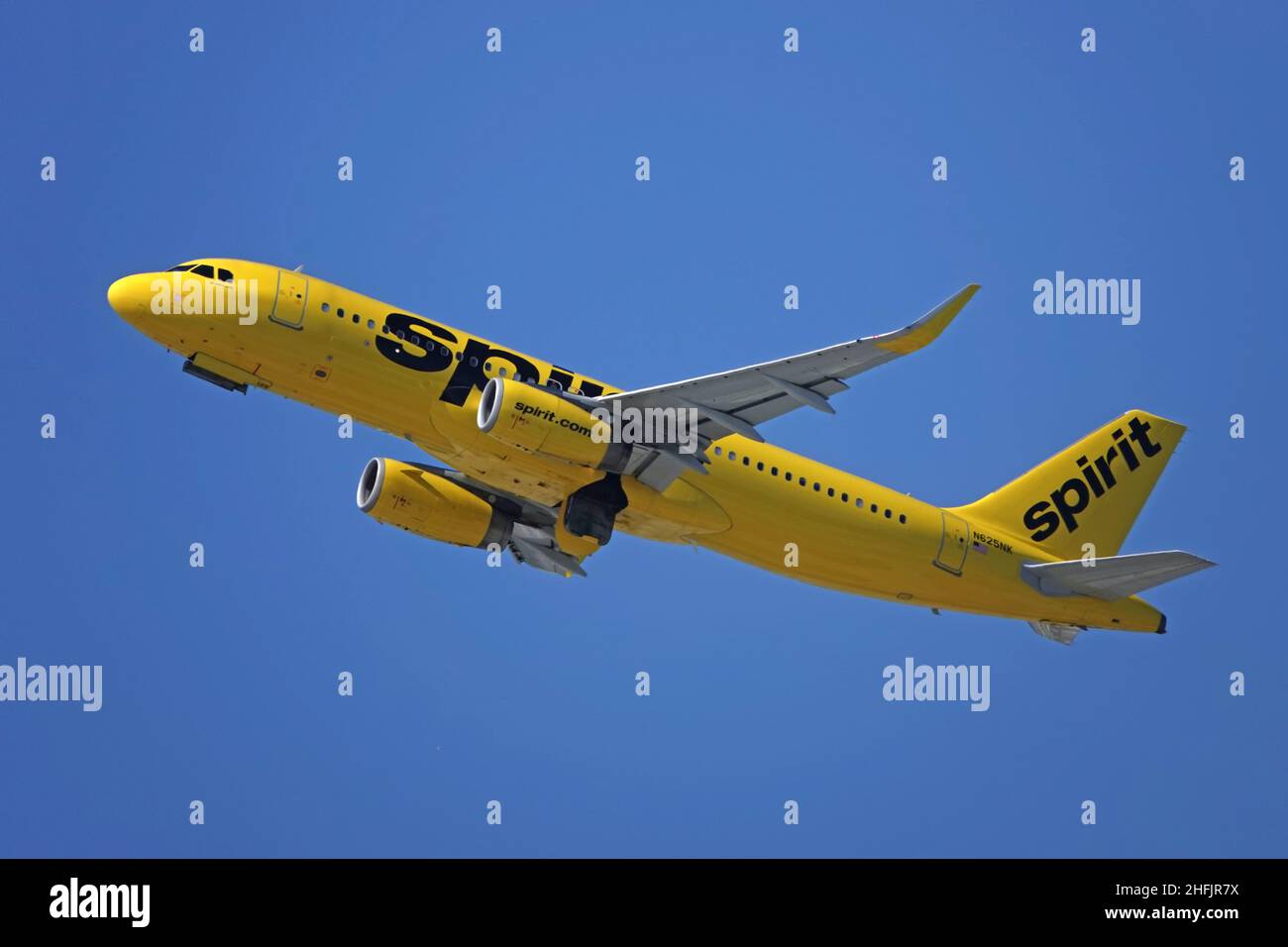 11 agosto 2019 - Los Angeles, CA / USA: Un Airbus A320-232, gestito da Spirit Airlines, è mostrato decollo da LAX durante il giorno. Foto Stock