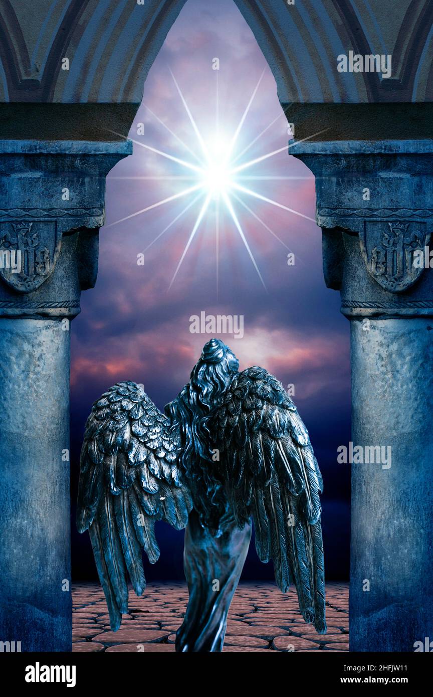 statua di angelo di fronte ad un cancello magico Foto Stock