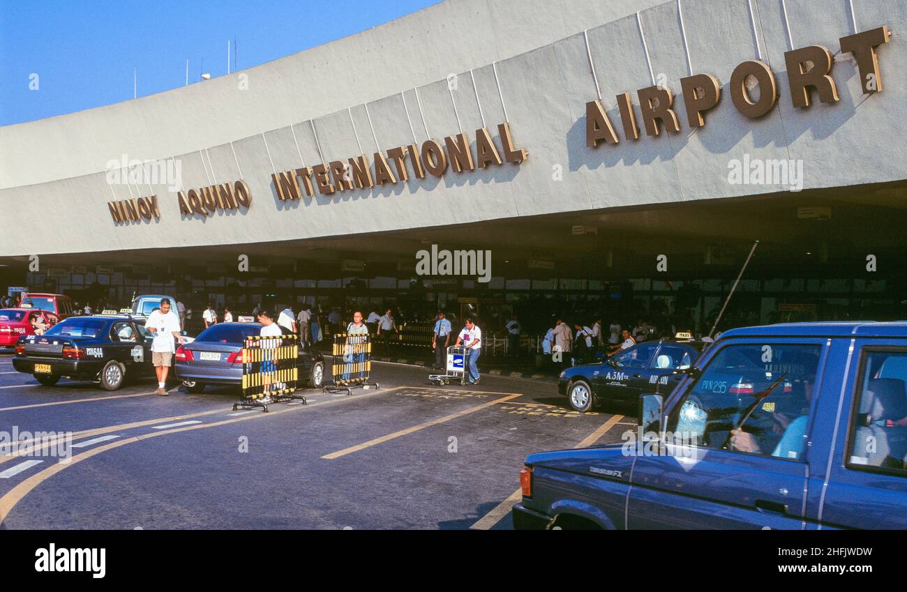 L'Aeroporto Internazionale di Ninoy Aquino (NAIA), precedentemente conosciuto e ancora comunemente indicato come Aeroporto Internazionale di Manila, è l'aeroporto che serve Manila e la sua area circostante. L'aeroporto prende il nome dal senatore Benigno 'Ninoy' Aquino Jr., che è stato assassinato all'aeroporto nel 1983. Nella foto: L'esterno dell'aeroporto NAIA. Foto Stock
