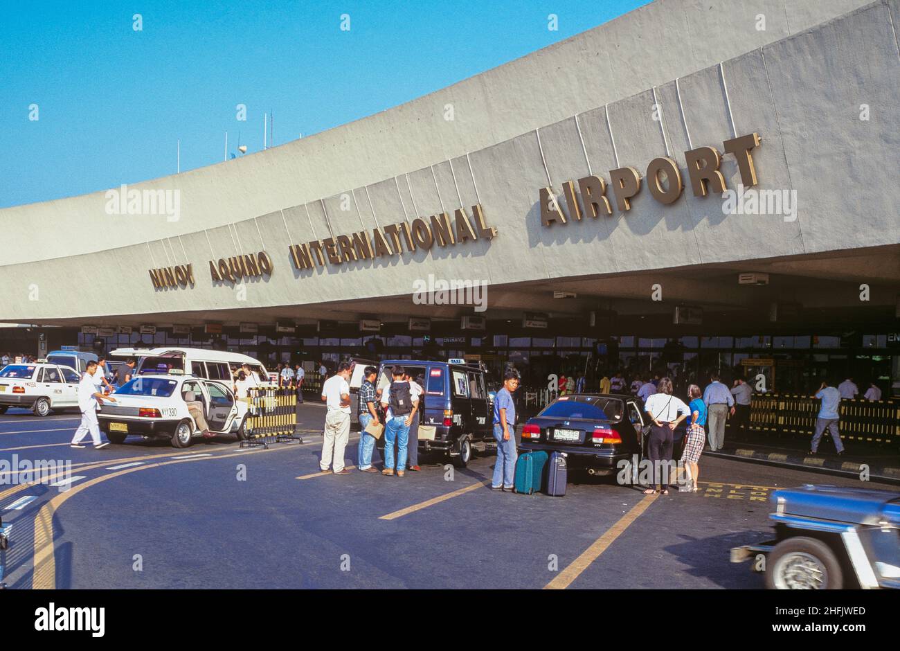 L'Aeroporto Internazionale di Ninoy Aquino (NAIA), precedentemente conosciuto e ancora comunemente indicato come Aeroporto Internazionale di Manila, è l'aeroporto che serve Manila e la sua area circostante. L'aeroporto prende il nome dal senatore Benigno 'Ninoy' Aquino Jr., che è stato assassinato all'aeroporto nel 1983. Nella foto: L'esterno dell'aeroporto NAIA. Foto Stock