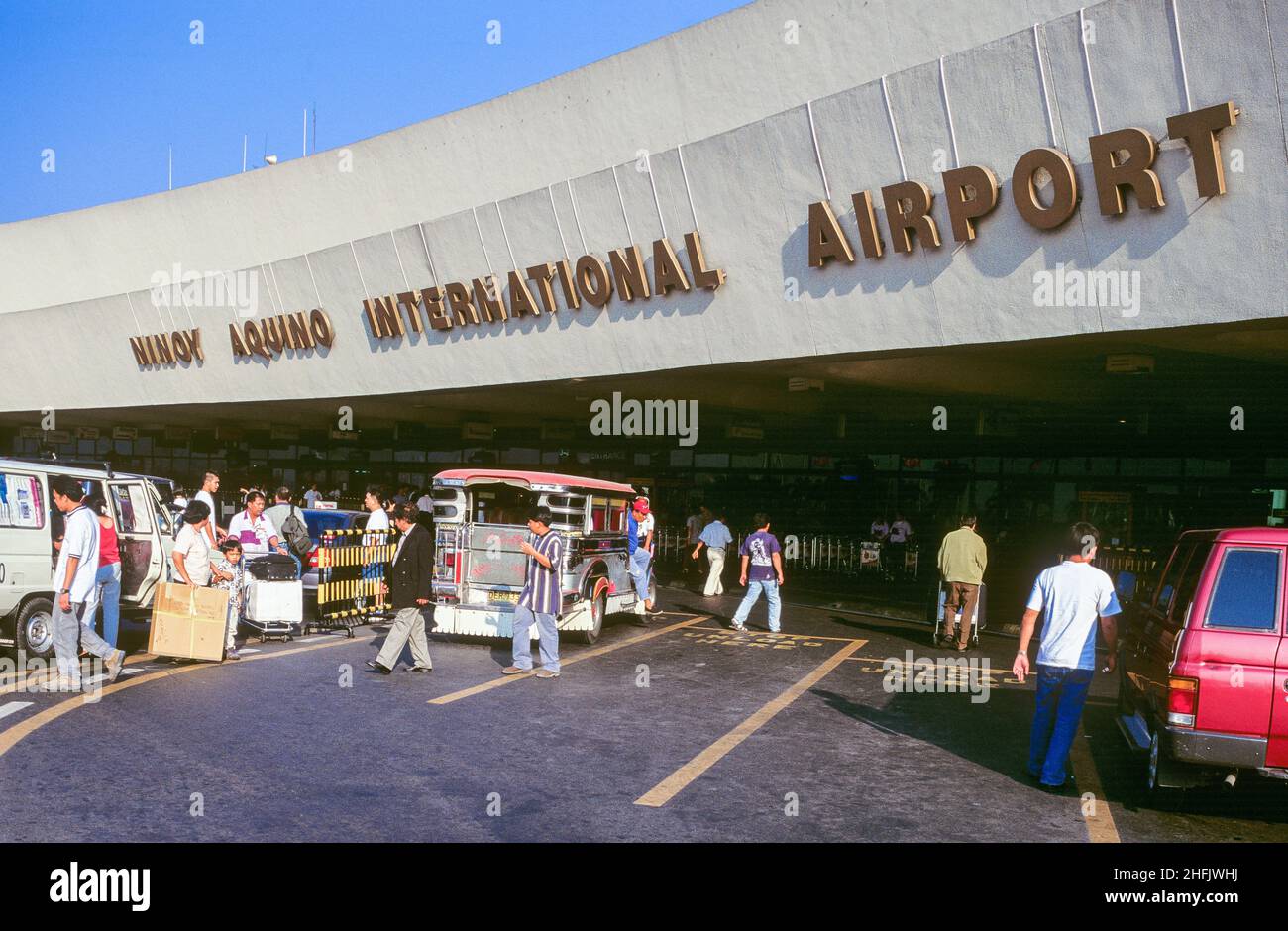 L'Aeroporto Internazionale di Ninoy Aquino (NAIA), precedentemente conosciuto e ancora comunemente indicato come Aeroporto Internazionale di Manila, è l'aeroporto che serve Manila e la sua area circostante. L'aeroporto prende il nome dal senatore Benigno 'Ninoy' Aquino Jr., che è stato assassinato all'aeroporto nel 1983. Nella foto: L'esterno dell'aeroporto NAIA. Foto Stock