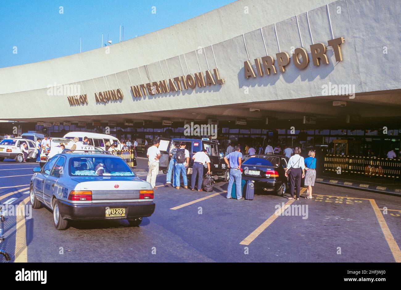 L'Aeroporto Internazionale di Ninoy Aquino (NAIA), precedentemente conosciuto e ancora comunemente indicato come Aeroporto Internazionale di Manila, è l'aeroporto che serve Manila e la sua area circostante. L'aeroporto prende il nome dal senatore Benigno 'Ninoy' Aquino Jr., che è stato assassinato all'aeroporto nel 1983. Nella foto: L'esterno dell'aeroporto NAIA. Foto Stock