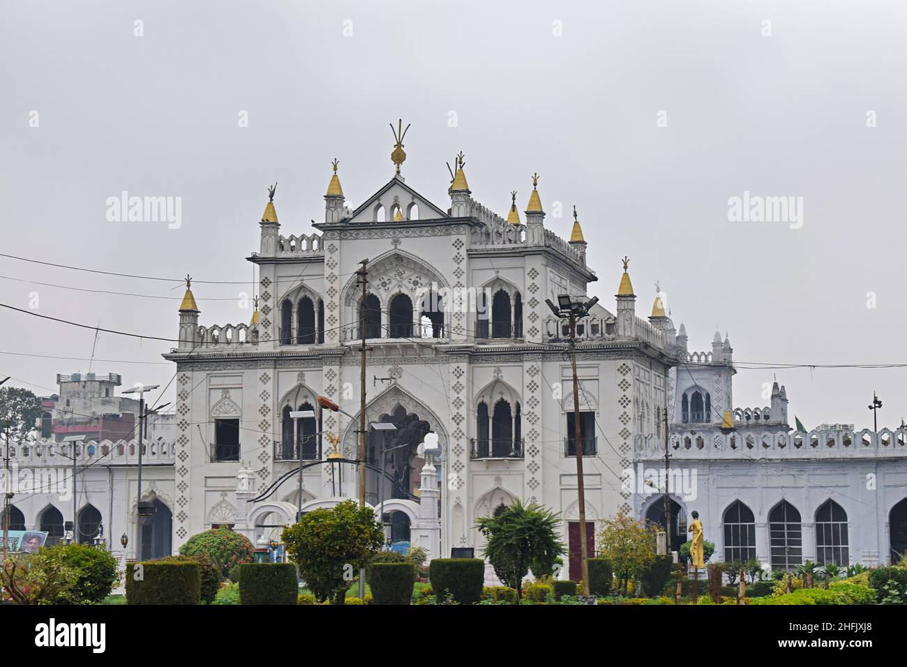 Vista del cancello principale dall'interno di Chota Imambara, Husainabad, Tahseen Ganj, Lucknow, Uttar Pradesh. Foto Stock