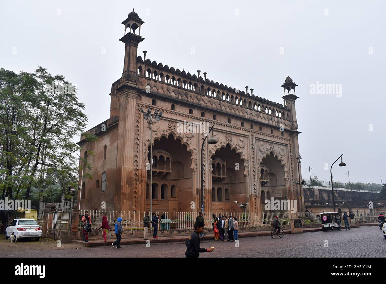 29 dicembre 2021 Lucknow, Uttar Pradesh, India. Turisti a Naubatkhana o Naqqar khana una casa a tamburo usata per le cerimonie. Costruito da nawab di Awad Foto Stock