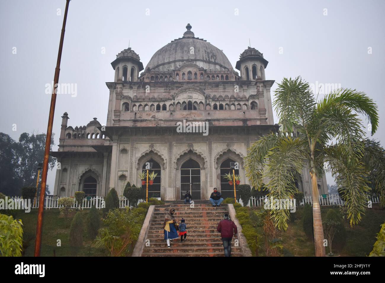 28 dicembre 2021, Lucknow, Uttar Pradesh, India. Vista frontale della tomba di Saadat Ali Khan, costruita da Ghasi-ud-DIN Haider il primo re di Awadh. Foto Stock