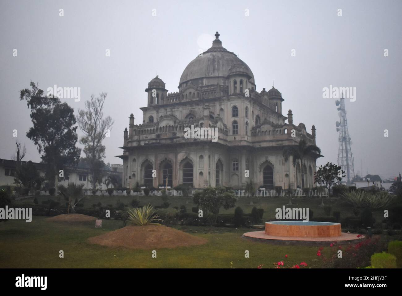Facciata della tomba di Saadat Ali Khan, costruita da Ghasi-ud-DIN Haider il primo re di Awadh. Qaisar Bagh, Lucknow, Uttar Pradesh, India Foto Stock