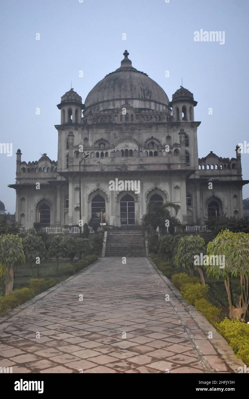 Facciata della tomba di Saadat Ali Khan, costruita da Ghasi-ud-DIN Haider il primo re di Awadh. Qaisar Bagh, Lucknow, Uttar Pradesh, India Foto Stock