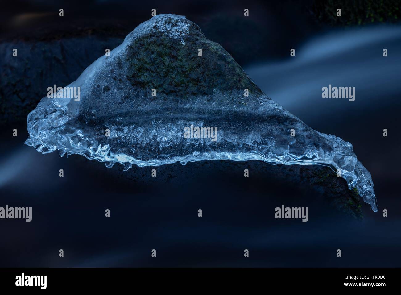 Primo piano di rocce ghiacciate del fiume. Ciclicoli e tessuti di acqua ghiacciata. Foto Stock