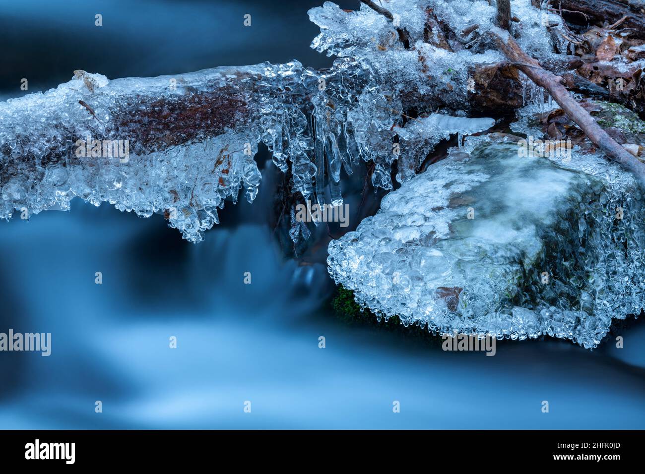 Primo piano di rocce ghiacciate del fiume. Ciclicoli e tessuti di acqua ghiacciata. Foto Stock