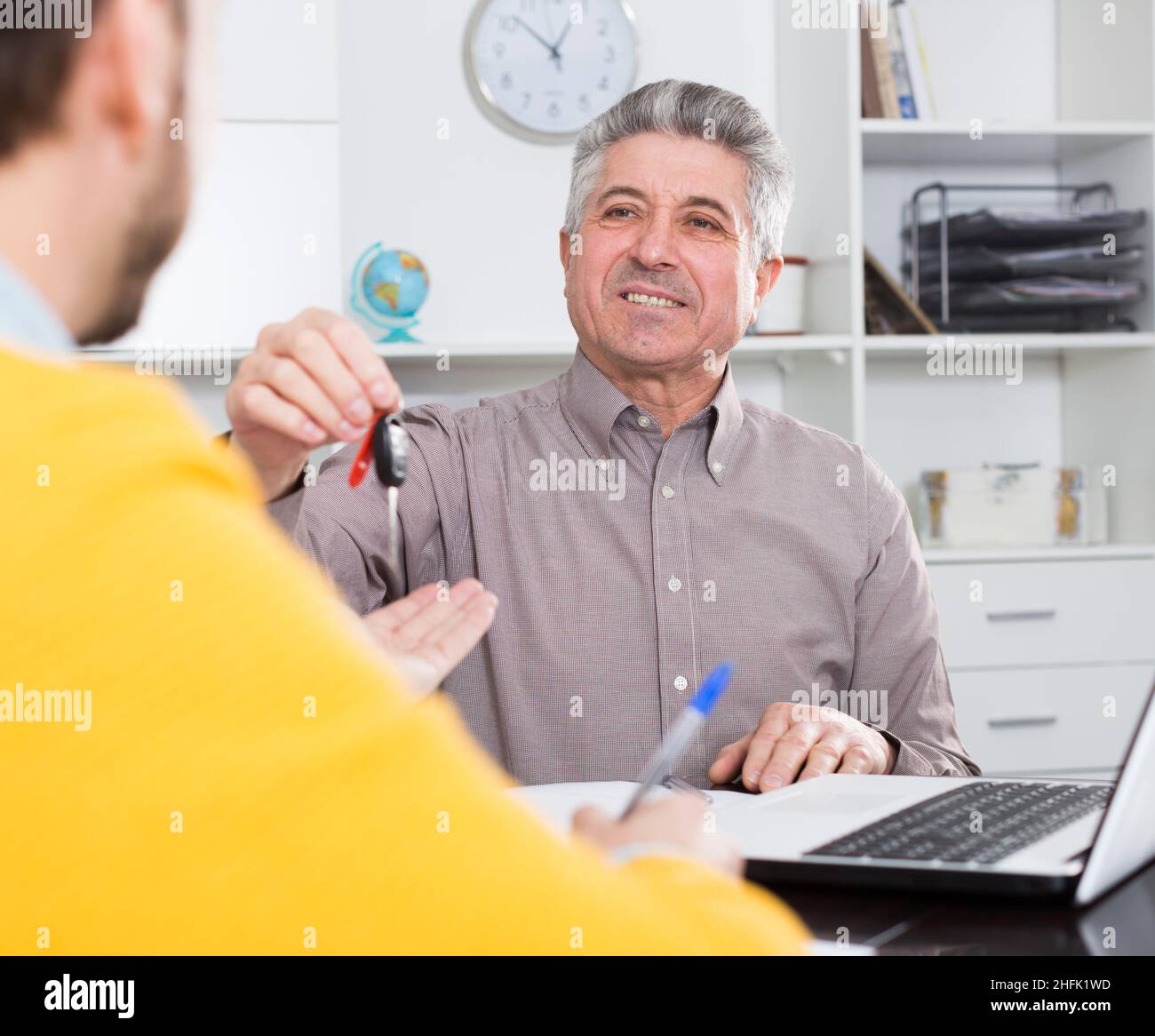 Uomo maturo firma contratto di acquisto auto Foto Stock
