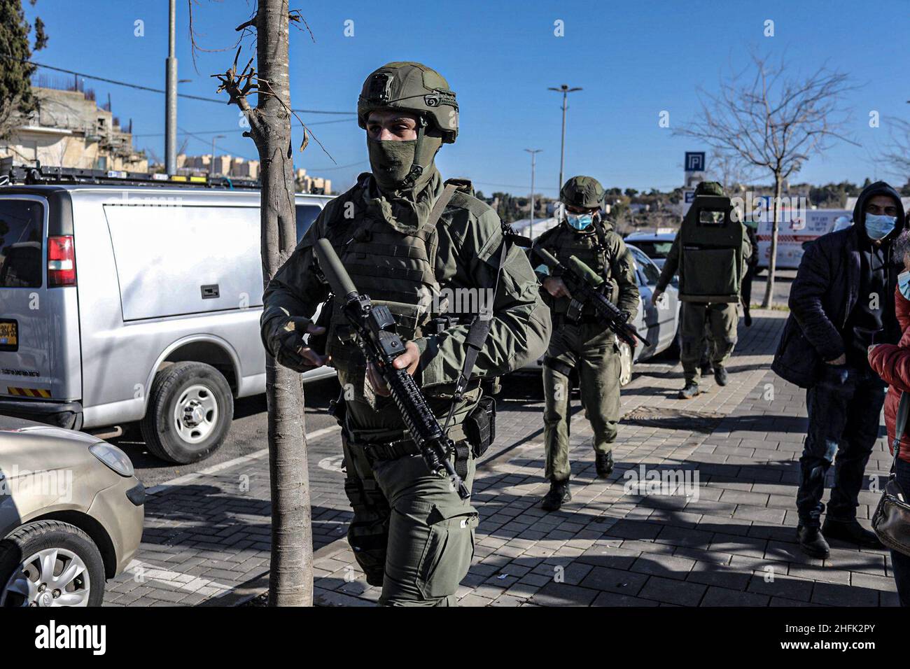 Gerusalemme, Israele. 17th Jan 2022. Le forze israeliane si preparano a sgomitare un tetto nel quartiere di Gerusalemme Est dello Sceicco Jarrah. Il comune di Gerusalemme ha espropriato la terra su cui è costruita la casa di famiglia per costruire una scuola. Credit: Ilia Yefimovich/dpa/Alamy Live News Foto Stock