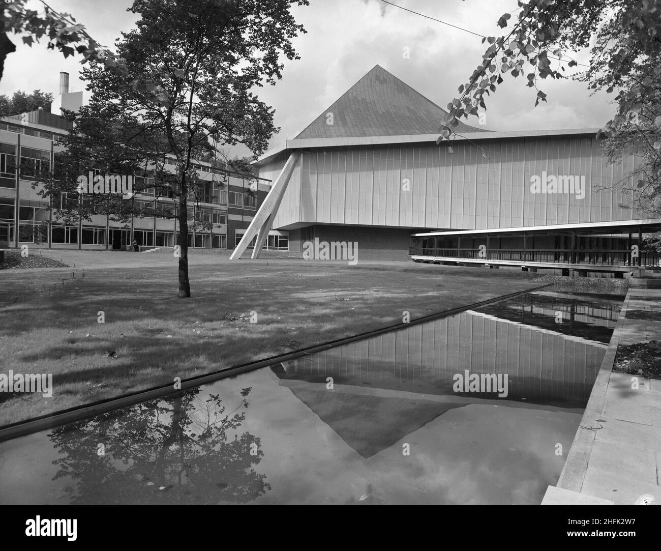 Commonwealth Institute, Kensington High Street, Kensington, Londra, 03/10/1962. Una vista del Commonwealth Institute con la sala espositiva riflessa nel laghetto ornamentale di fronte. Laing costruì l'Istituto del Commonwealth tra l'ottobre 1960 e l'ottobre 1962 per sostituire l'ex Istituto Imperiale che doveva essere demolito per fare posto a nuove strutture presso l'Imperial College. L'edificio consisteva in un blocco amministrativo a quattro piani che ospita una biblioteca, un ristorante, una sala riunioni e una sala conferenze e un blocco separato a due piani che contiene un cinema con una galleria d'arte sopra, ma il focus o Foto Stock