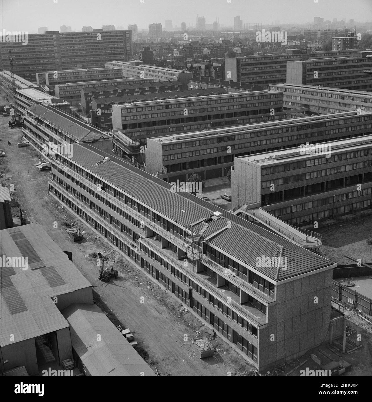 Aylesbury Estate, Walworth, Southwark, Londra, 07/09/1976. Si affaccia su blocchi bassi di appartamenti e maisonette durante la cerimonia di scalata del contratto Southwark Whites sulla tenuta di Aylesbury. Il contratto Southwark Whites è stato realizzato dalla regione di Londra del sud di Laing. In un articolo pubblicato nell'ottobre 1976 nella newsletter mensile di Laing 'Team Spirit', il sito è descritto come l'ultimo sviluppo di abitazioni da costruire da Laing nel 10 anno di riqualificazione della tenuta Aylesbury. Doveva anche essere l'ultimo sviluppo di alloggi ad essere costruito utilizzando il 12M Jespersen schema come il John Lai Foto Stock