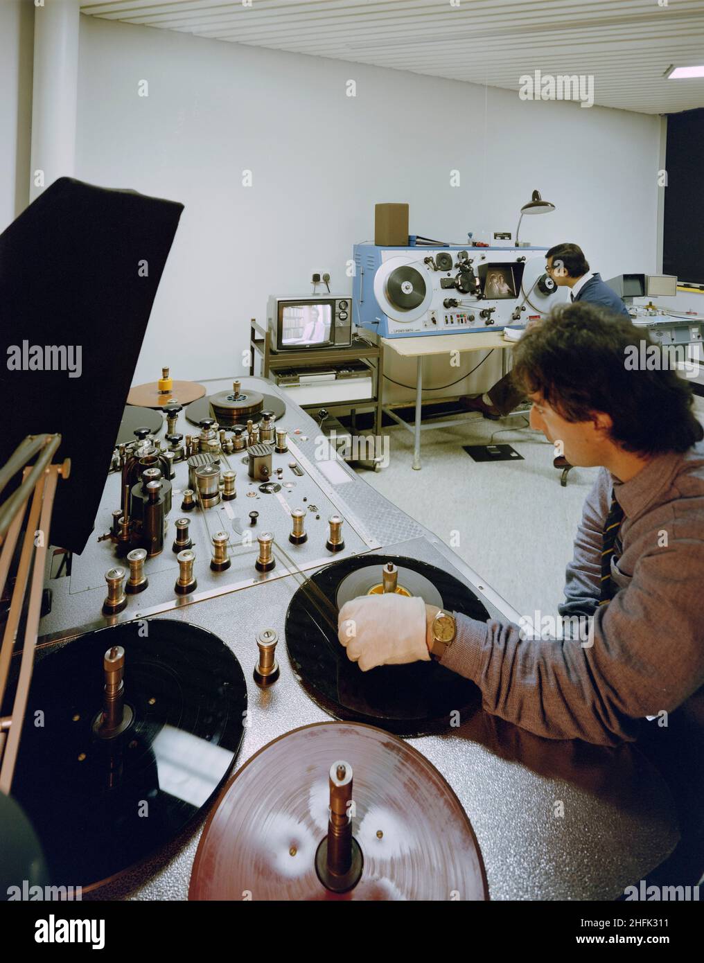 BFI National Archive, Kingshill Way, Berkhamsted, Berkhamsted, Dacorum, Hertfordshire, 22/01/1988. Due membri del personale che gestiscono le macchine per videocassette nel nuovo centro di conservazione del British Film Institute. Il nuovo centro di conservazione del British Film Institute è stato progettato dagli architetti Nickolls, King Design ed è stato costruito dalla Regione Chiltern di Laing. L'edificio, che è stato chiamato il John Paul Getty Jr Conservation Centre, è stato completato nel 1987. Comprendeva un edificio di stoccaggio in cemento a un piano per film di nitrati e un edificio a uno e due piani per il restauro di film con un Foto Stock