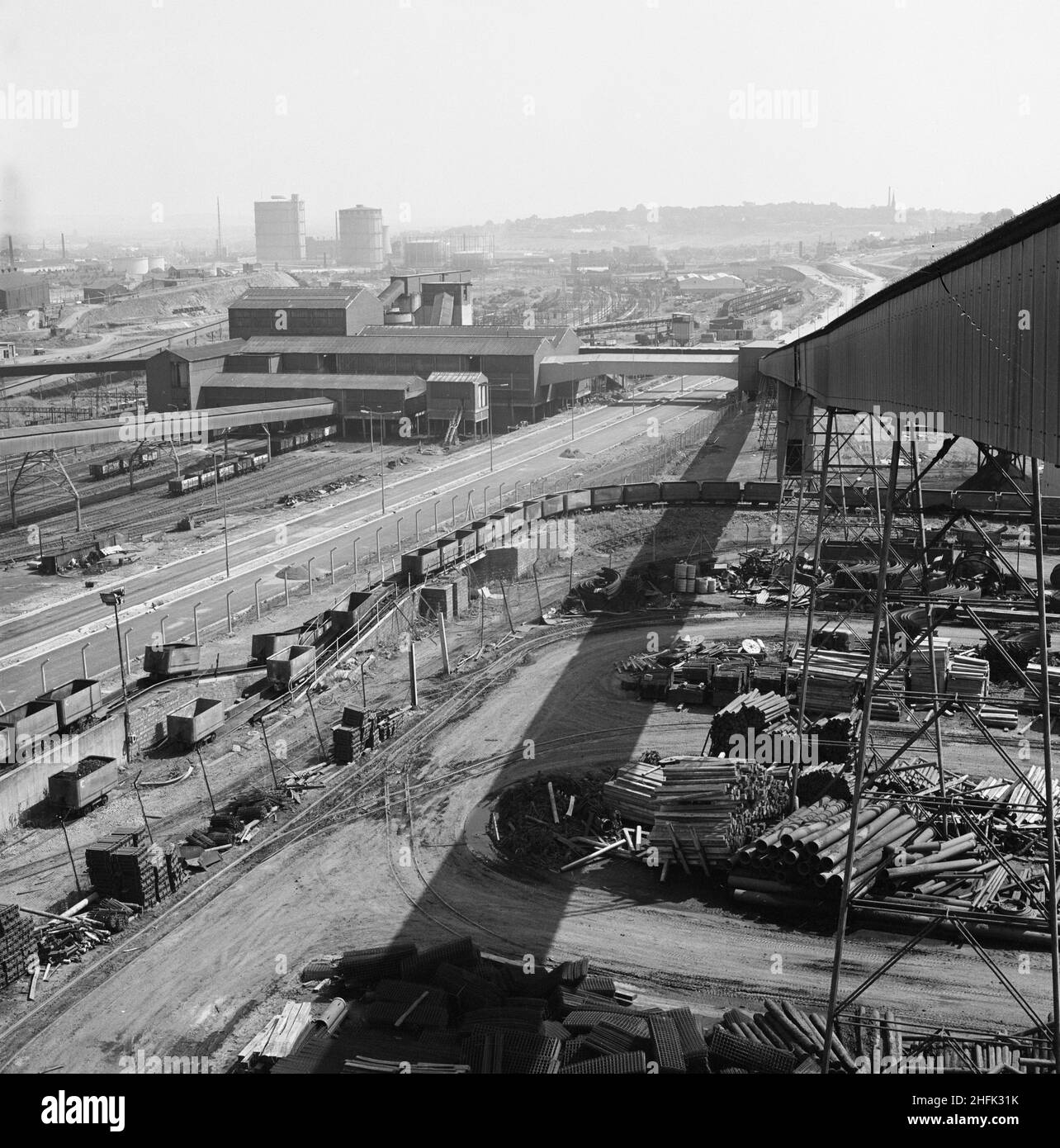 A500, Città di Stoke-on-Trent, 26/07/1972. Un tratto della Potteries D Road sulla A500 passando attraverso un paesaggio industriale vicino Stoke-on-Trent. Questa fotografia fa parte di un lotto che mostra i lavori eseguiti da Laing's Highways Branch durante la costruzione di una parte della Potteries D Road o Stoke D Road sul A500. Un tratto 6,5km di strada a doppia carreggiata che corre da Talke vicino a Etruria a Stoke-on-Trent è stato costruito dalla società, con lavori a partire dall'ottobre 1970. Foto Stock