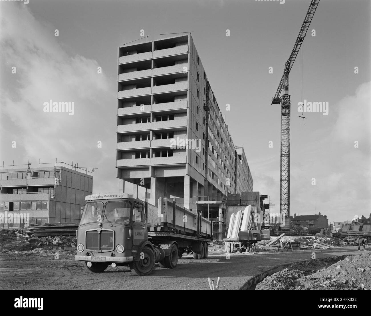 Aylesbury Estate, Walworth, Southwark, Londra, 06/10/1969. Un autocarro che distribuisce pannelli prefabbricati in calcestruzzo dallo stabilimento di Laing ad Andover ad un blocco di appartamenti della tenuta Aylesbury, costruiti utilizzando il sistema Jespersen del 12M. Nel 1963, John Laing and Son Ltd acquistò i diritti al sistema edilizio industrializzato danese per gli appartamenti noti come Jespersen (a volte chiamati Jesperson). La società costruì fabbriche in Scozia, Hampshire e Lancashire producendo pezzi prefabbricati Jessen e pannelli prefabbricati in calcestruzzo, consentendo la razionalizzazione della costruzione di abitazioni, risparmiando tempo e denaro. Laing è così Foto Stock