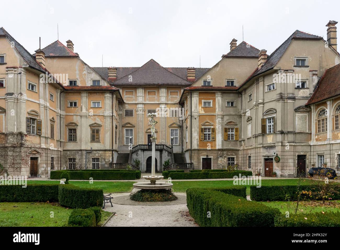 Il castello di Statenberg in decadenza mostra ancora il suo magnifico passato. Foto Stock
