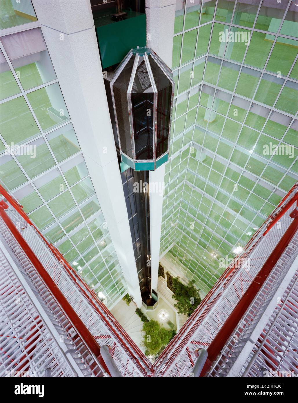 Green Park House, Poplar Walk, Croydon, Londra, 21/03/1985. Guardando da un gantry fino all'atrio d'ingresso negli uffici Prudential di Green Park House che mostra il suo ascensore a muro all'ultimo piano. Questa fotografia è apparsa nel numero di giugno 1985 di Team Spirit, la newsletter della Laing Company, utilizzata in una storia sull'apertura ufficiale dell'edificio il 21st giugno 1985. Foto Stock