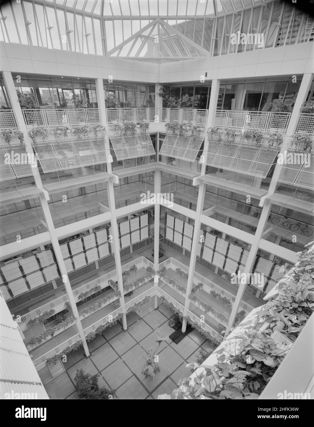 1 Finsbury Avenue, Broadgate, City of London, 03/09/1984. Una vista verso il basso dall'ultimo piano dell'atrio centrale dell'edificio degli uffici al 1 Finsbury Avenue. Il complesso di Finsbury Avenue è stato uno sviluppo di uffici speculativi in tre fasi da Rosehaugh Greycoat Estates in previsione della deregolamentazione dei mercati finanziari nel 1986. Mirava a attrarre potenziali inquilini nel settore dei servizi finanziari in un'area marginale al confine della città attraverso un design e una costruzione di alta qualità. Progettato da Peter Fogo di Arup Associates, Laing ha assicurato il contratto di gestione per la costruzione Foto Stock