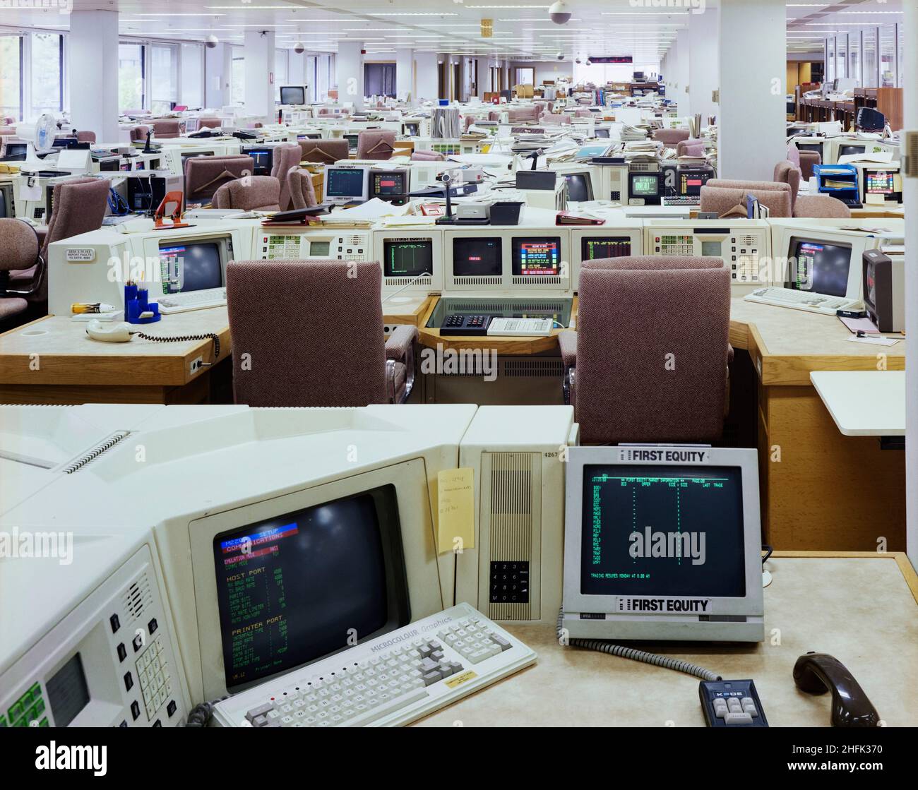 1 Finsbury Avenue, Broadgate, City of London, 22/05/1988. Gli uffici open plan di una ditta di grossisti a 1 Finsbury Avenue, ogni scrivania ha una banca di terminali computer per monitorare i mercati. Il complesso di Finsbury Avenue è stato uno sviluppo di uffici speculativi in tre fasi da Rosehaugh Greycoat Estates in previsione della deregolamentazione dei mercati finanziari nel 1986. Mirava a attrarre potenziali inquilini nel settore dei servizi finanziari in un'area marginale al confine della città attraverso un design e una costruzione di alta qualità. Progettato da Peter Fogo di Arup Associates, Laing ha assicurato il managem Foto Stock