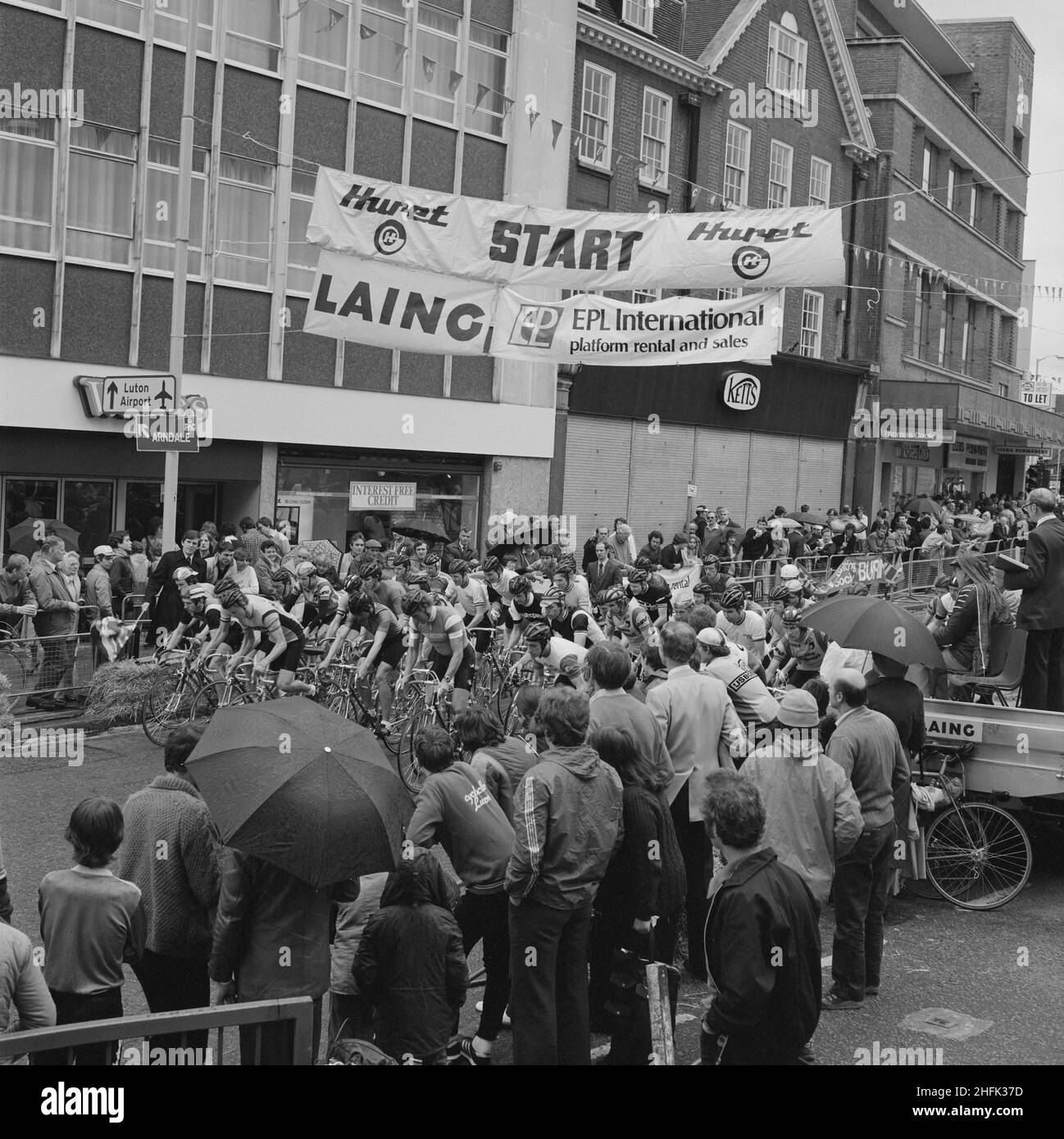 Luton Town Hall, Luton, Bedfordshire, 24/05/1981. La gente guarda una gara ciclistica, sponsorizzata da Laing e EPL International, passando attraverso il centro di Luton. Nel registro negativo della collezione, l'oggetto della fotografia è stato denominato "LUTON TOWN CENTER CYCLE RACE IET J/L EPL SPONSOR" Foto Stock
