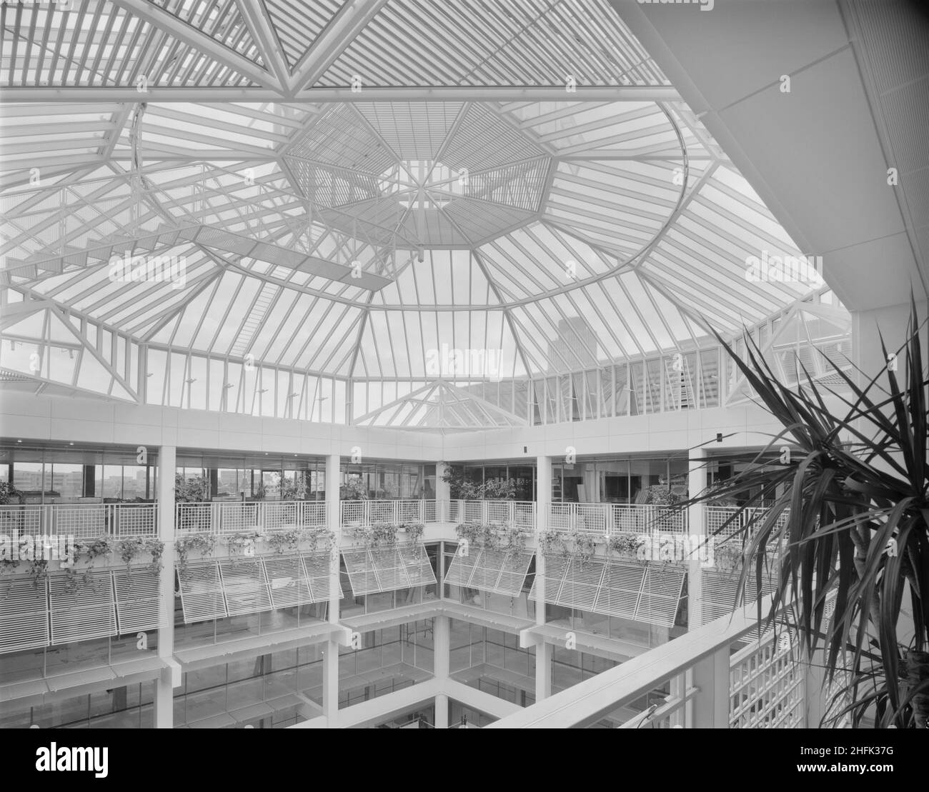 1 Finsbury Avenue, Broadgate, City of London, 03/09/1984. Una vista dall'ultimo piano che guarda attraverso l'atrio centrale dell'edificio degli uffici al 1 Finsbury Avenue e che mostra l'interno della grande cupola vetrata. Il complesso di Finsbury Avenue è stato uno sviluppo di uffici speculativi in tre fasi da Rosehaugh Greycoat Estates in previsione della deregolamentazione dei mercati finanziari nel 1986. Mirava a attrarre potenziali inquilini nel settore dei servizi finanziari in un'area marginale al confine della città attraverso un design e una costruzione di alta qualità. Progettato da Peter Fogo di Arup Associates, Laing Foto Stock