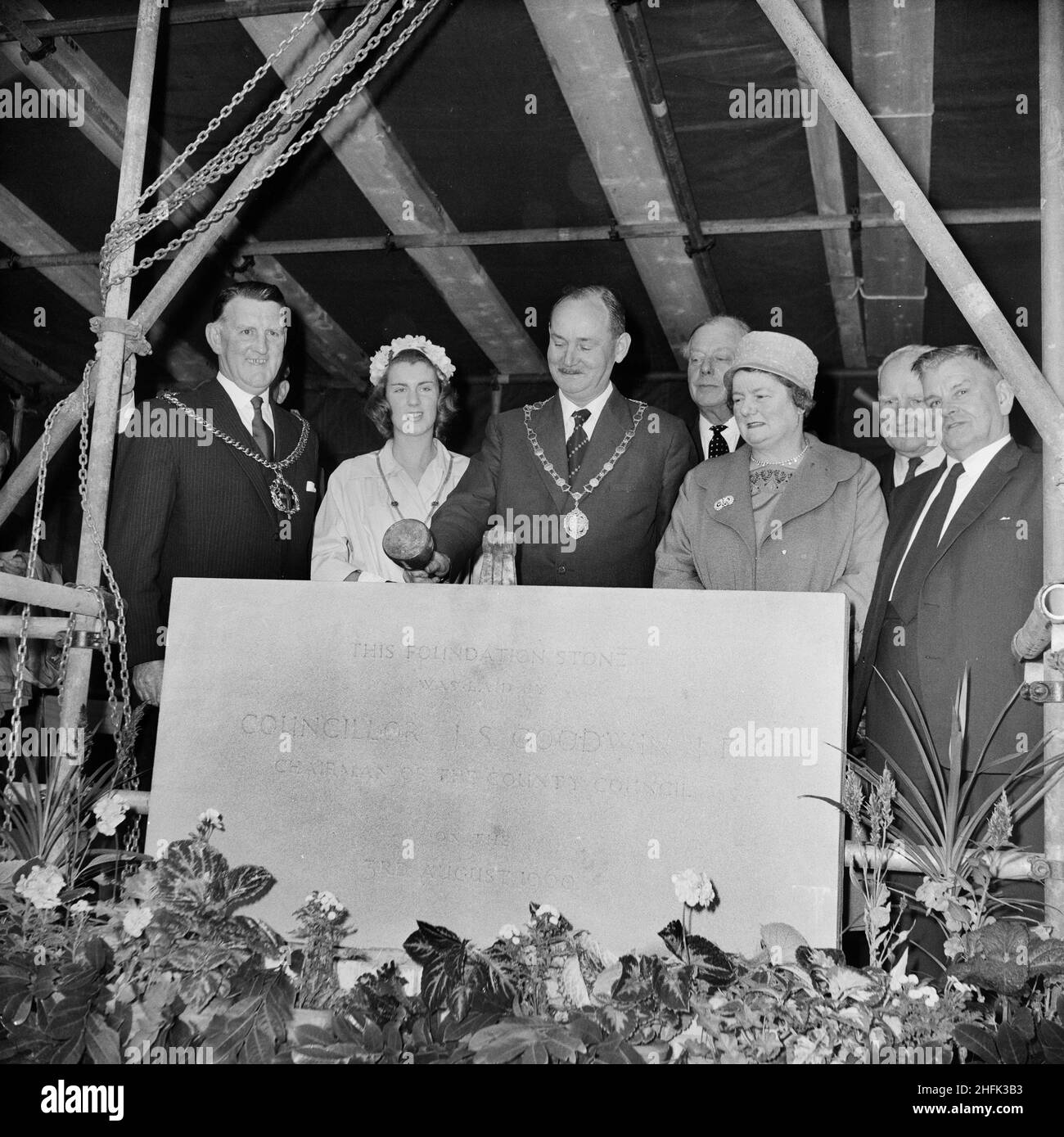 County Hall, A6352, Aykley Heads, Durham, County Durham, 03/08/1960. Il consigliere JS Goodwin, presidente del Consiglio della contea di Durham, con un gruppo di dignitari che ponevano cerimonialmente la pietra di fondazione per gli uffici della contea di Durham. John Laing e Son Ltd sono stati incaricati di costruire nuovi uffici di contea a Aykley Heads, Durham. Il difficile compito di livellare il sito collinare è iniziato nel novembre 1959. Il lavoro fu completato nel 1963 e l'HRH Principe Filippo, il Duca di Edimburgo, aprì ufficialmente gli uffici della contea il 14th ottobre. Il complesso comprendeva sale riunioni, un blocco di uffici principale, un countc esagonale Foto Stock