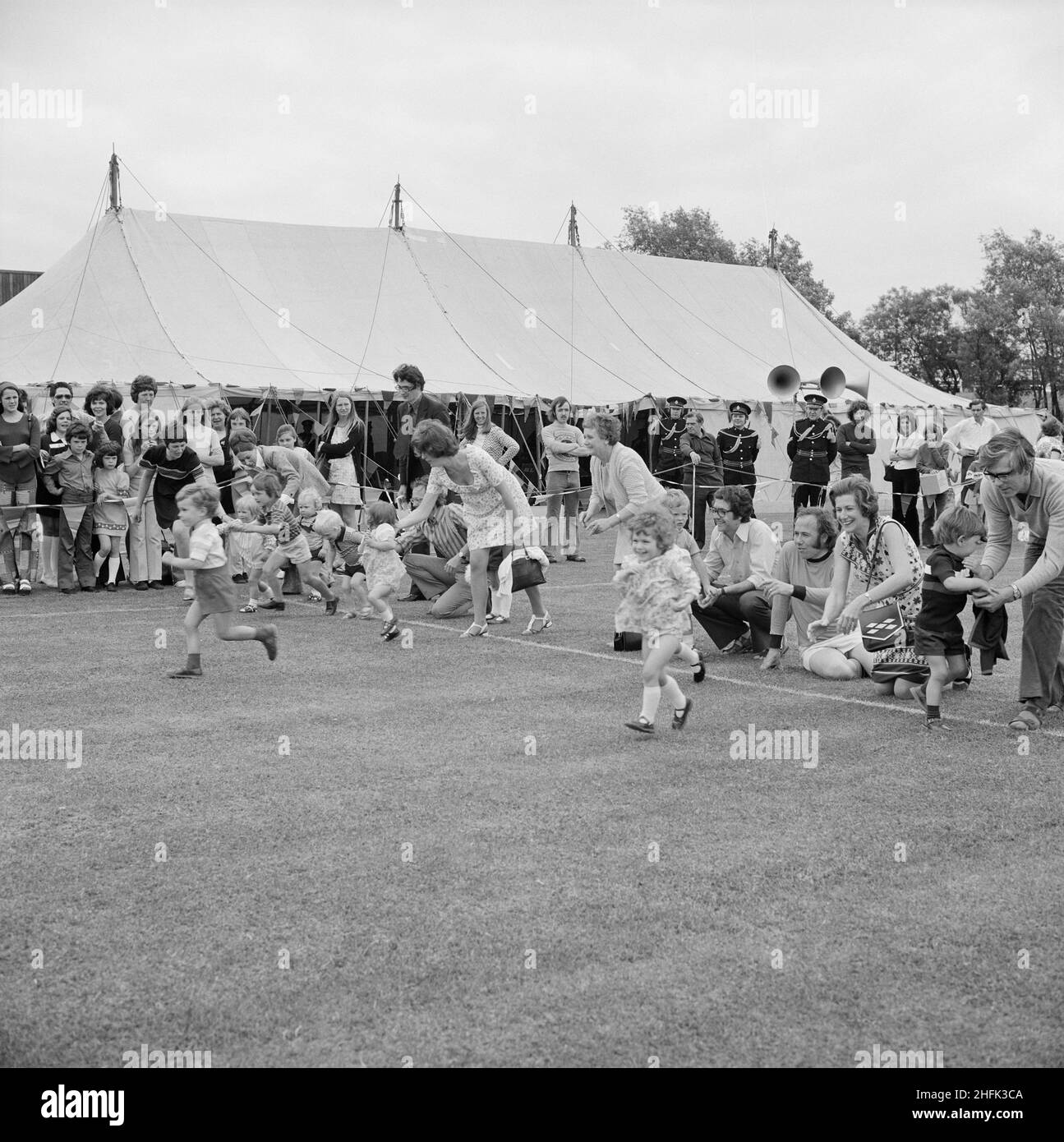 Laing Sports Ground, Rowley Lane, Elstree, Barnet, Londra, 09/06/1973. I più piccoli si svolgono in una gara di corsa, con gli adulti che guardano dalla linea di partenza, durante l'annuale Gala Day che si tiene presso il Laing Sports Ground. La Giornata annuale di Gala si è tenuta presso il Laing Sports Ground il 9th giugno 1973. Le attrazioni includono dimostrazioni di cani di polizia, velivoli modello, la Royal British Legion band, corse per bambini e sport. La sera c'erano balli e bingo nella Club House, e "birra e picchiata" nel tendone. Oltre 2.000 persone hanno partecipato al gala e più di 600 persone sono rimaste per l'intrattenimento serale. Questa pho Foto Stock