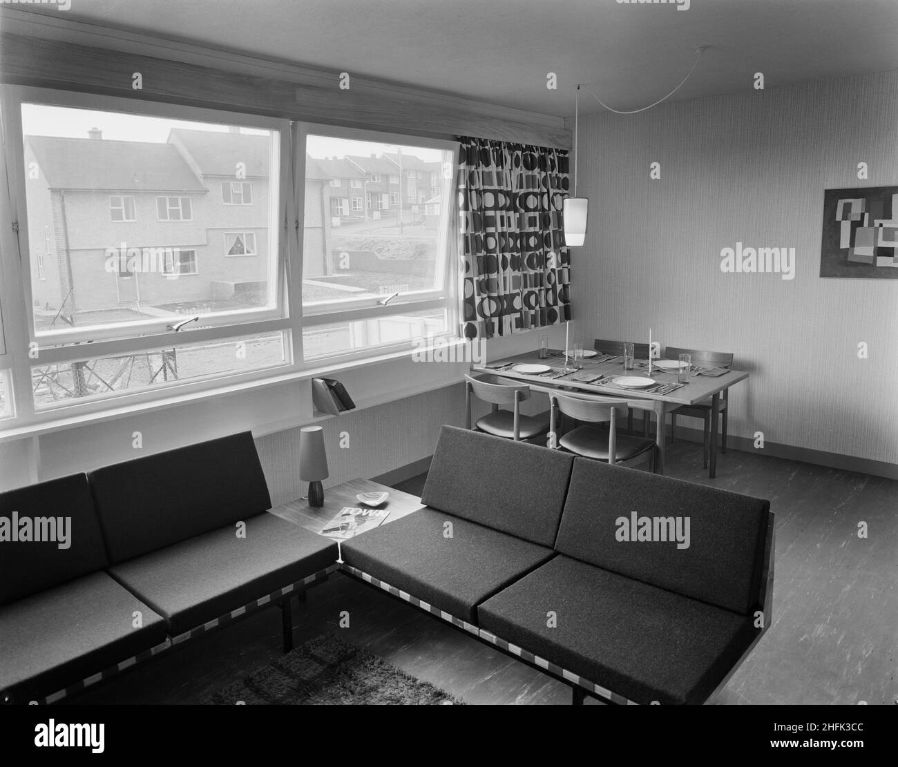 Darnhill, Heywood, Rochdale, 15/07/1963. Il soggiorno e la sala da pranzo nell'appartamento 'sectra' a Heywood. Questo spettacolo di Sectra si trovava al primo piano di un blocco di 13 piani e fu completato 13 settimane dopo che la prima unità formwork di Sectra era stata sollevata in posizione. L'appartamento era uno dei 51 bilocali e 12 bilocali contenuti in ogni blocco. L'appartamento è stato arredato per l'occasione con Brian Amos esecuzione l'arredamento. Un articolo sullo show flat che lo descrive come il primo appartamento di Sectra ad essere aperto è stato pubblicato nell'agosto 1963 nella newsletter mensile di Laing 'Team Spirit'. L'esatto Foto Stock