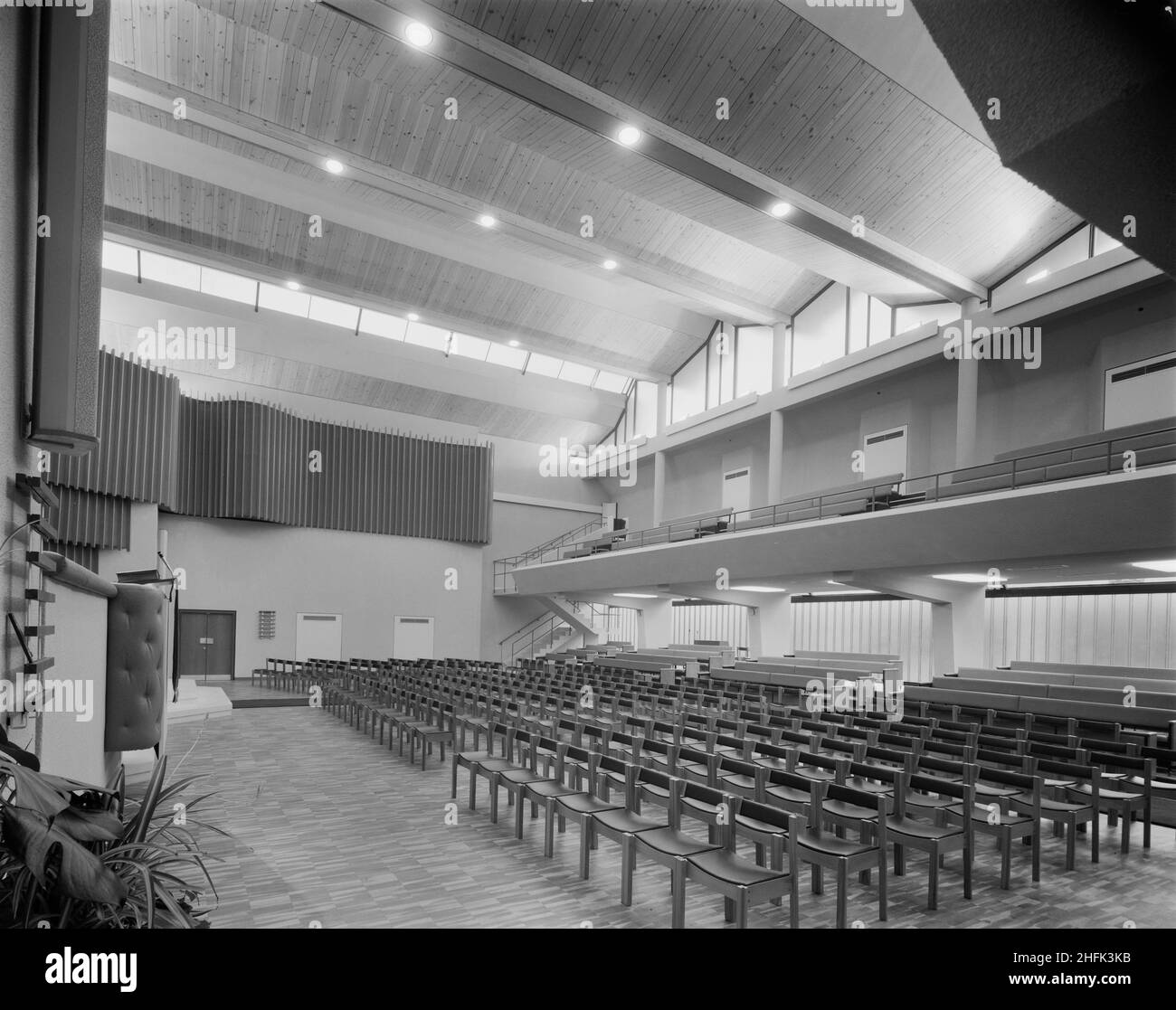 Broadmead Baptist Church, Union Street, Broadmead, Bristol, 02/12/1969. Una vista interna della Chiesa Battista di Broadmead, che mostra posti a sedere trascurati da una galleria al secondo piano, con le travi a forma di ala rivestite di legno del tetto in alto. Il sito della Chiesa Battista di Broadmead era stato collegato al movimento non conformista dal 1640, e una cappella è stata costruita sul sito nel 1695. La demolizione degli edifici dell'ex Cappella Battista di Broadmead iniziò nel gennaio 1968. Il sito doveva essere riprogettato con nove negozi al piano terra e una nuova chiesa con sale riunioni ai piani superiori. Il tetto era Foto Stock