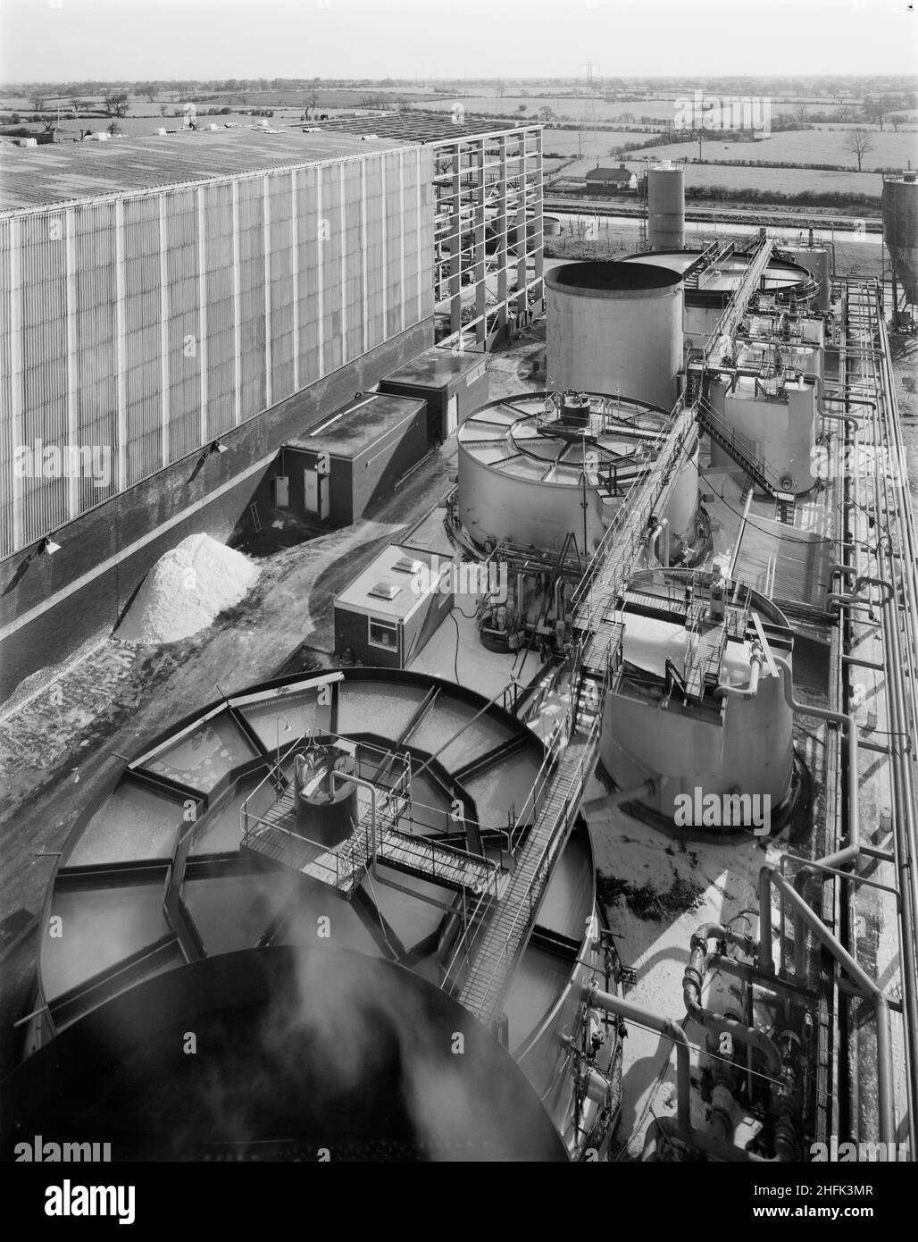 British Salt Factory, Faulkner Lane, Middlewich, Cheshire, 28/04/1971. L'impianto di chiarificazione della salamoia presso la fabbrica britannica di sale. I lavori iniziarono sul posto il 16th aprile 1968 e furono completati all'inizio di giugno 1969 con la fabbrica ufficialmente aperta dal Duca di Edimburgo il 25th. È stato il primo impianto di trattamento delle acque industriali completato nel Regno Unito ad utilizzare un sistema sviluppato dalla società partner francese di Laing, Degremont. Questa fotografia è stata utilizzata nel numero di dicembre 1971 di Team Spirit, la newsletter della Laing Company. Foto Stock