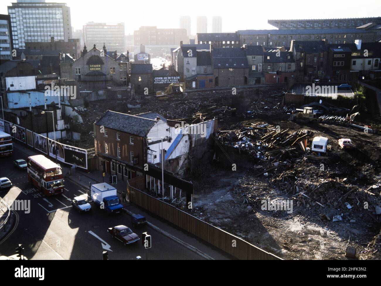 Percy Street, Newcastle upon Tyne, 1987-1988. Una vista su un sito di demolizione su Percy Street che mostra il pub Three Bulls Head ancora in piedi nel centro. Il sito di demolizione era destinato a diventare la terra su cui è stato costruito il centro commerciale Eldon Garden. Il pub è stato incorporato nel centro commerciale e nel parcheggio sviluppo. Foto Stock