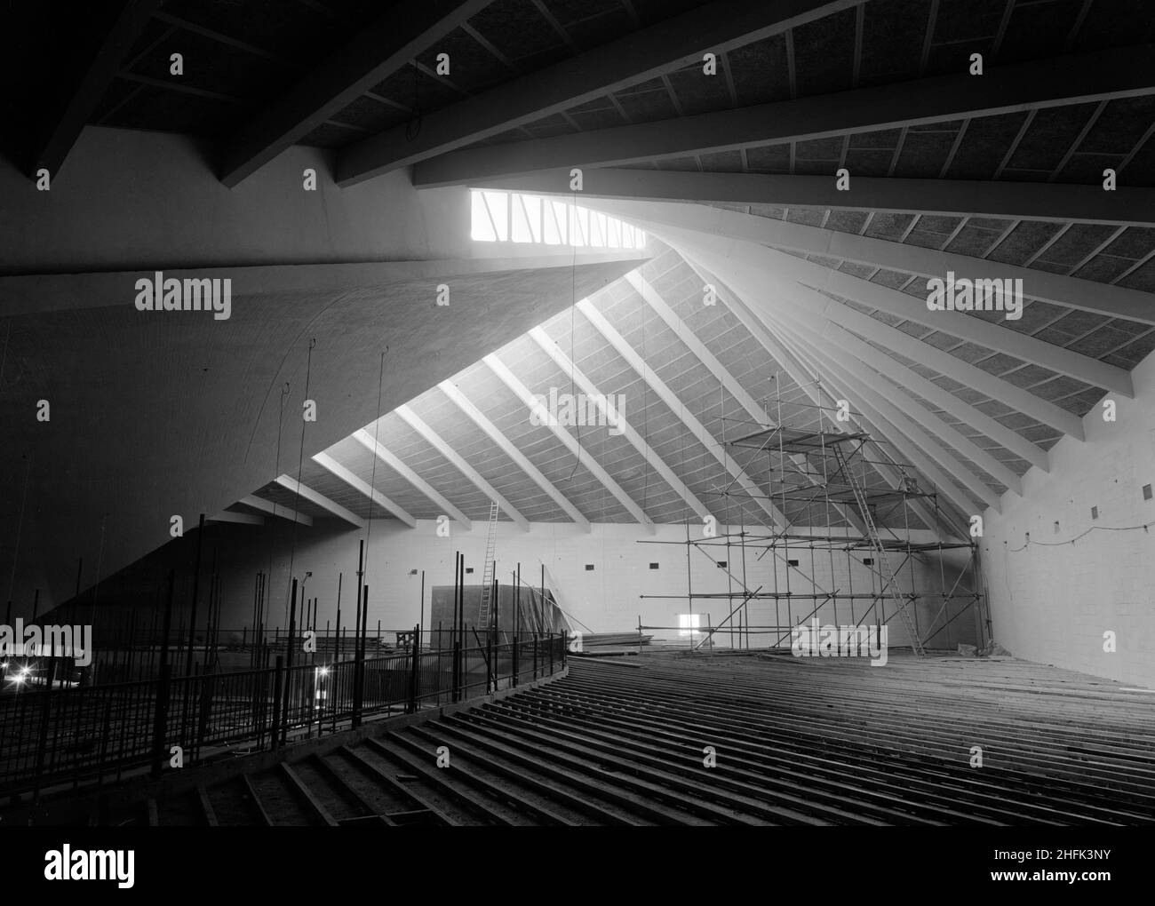 Commonwealth Institute, Kensington High Street, Kensington, Londra, 06/04/1962. Una vista interna della galleria superiore nella sala espositiva del Commonwealth Institute che mostra le travi delle sezioni esterne del tetto. Laing costruì l'Istituto del Commonwealth tra l'ottobre 1960 e l'ottobre 1962 per sostituire l'ex Istituto Imperiale che doveva essere demolito per fare posto a nuove strutture presso l'Imperial College. L'edificio consisteva in un blocco amministrativo a quattro piani che ospitava una biblioteca, un ristorante, una sala riunioni e una sala conferenze e un blocco separato a due piani contenente un cinema con una galle d'arte Foto Stock