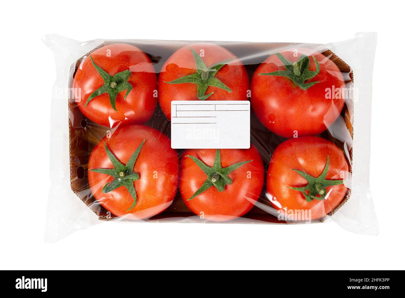 Pomodori freschi confezionati ed etichettati su fondo bianco isolato Foto Stock