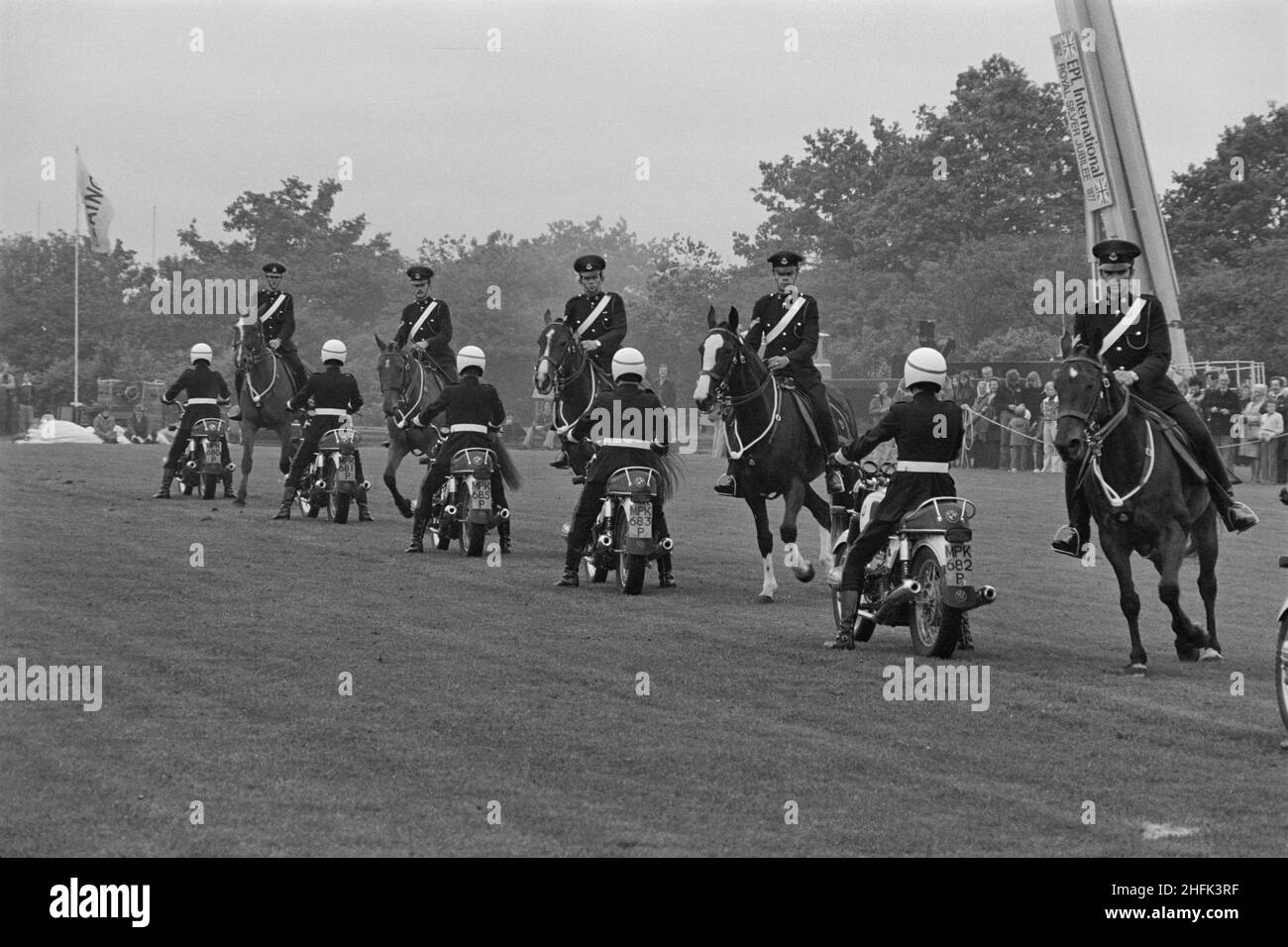 Laing Sports Ground, Rowley Lane, Elstree, Barnet, Londra, 18/06/1977. Una mostra di moto ed equitazione della Divisione montata della polizia militare reale, durante il Gala Day giubilare che si tiene presso il Laing Sports Ground. Foto Stock
