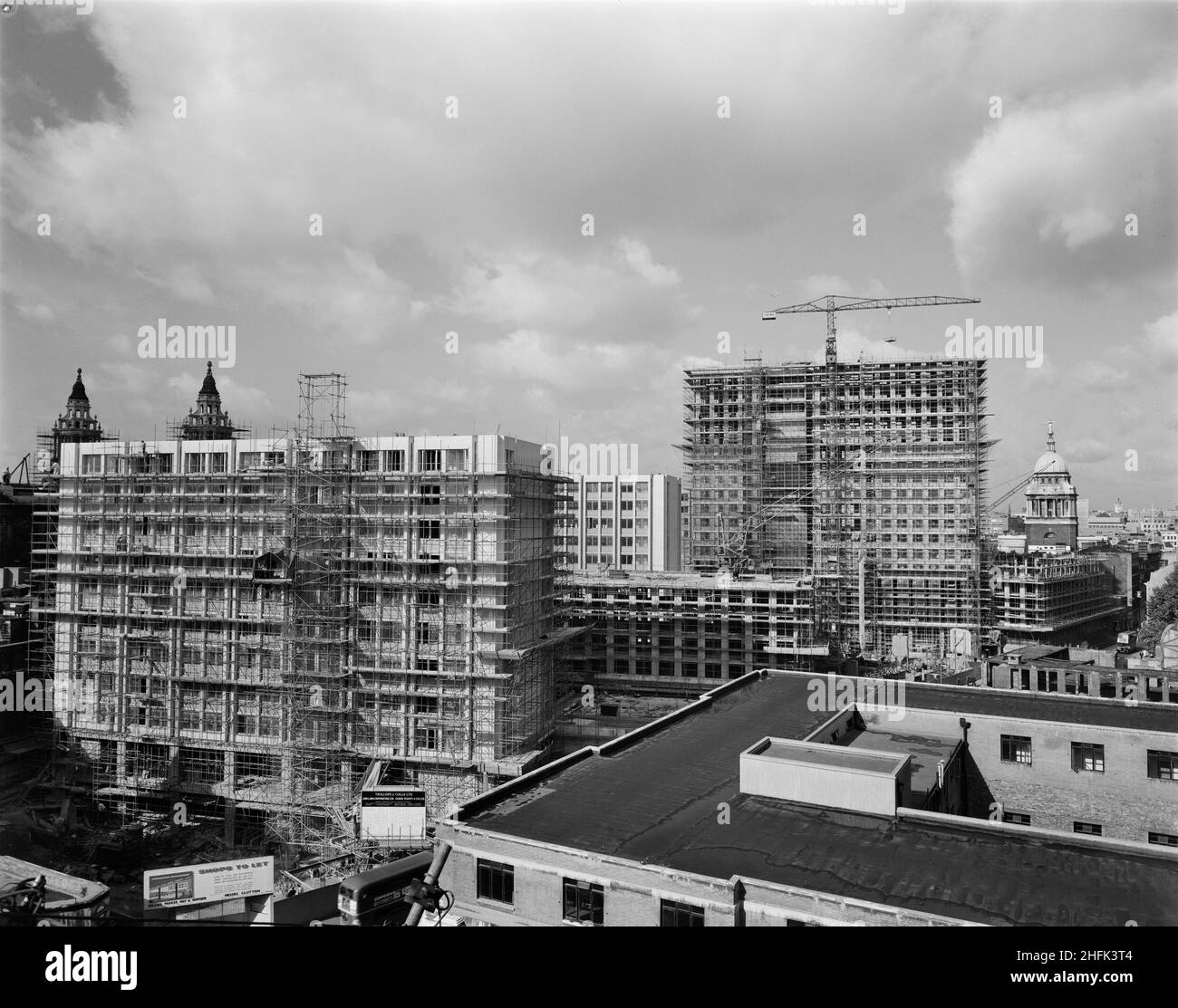 Paternoster Square, City of London, 26/08/1963. Una vista che guarda ad ovest mostra vari blocchi a più piani in costruzione come parte dello sviluppo di Paternoster. I lavori sullo sviluppo di Paternoster sono stati condotti in una joint venture da John Laing Construction Limited, Trollope and Colls Limited e George Wimpey and Company Limited. Lo schema prevedeva la riqualificazione di un sito di sette acri sul lato nord della Cattedrale di St Paul&#x2019. Il sito era stato quasi interamente devastato durante un raid incendiario nel dicembre 1940. Lo sviluppo consisteva in una serie di blocchi d'ufficio, uno shopping Foto Stock