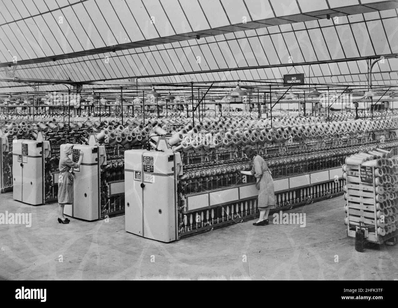 Patons and Baldwins Knitting Factory, Lingfield Close, Darlington,  c1947-1950. Due donne lavoratrici nel capannone di filatura a Patons e  Baldwins fabbrica di maglieria. Questa immagine è una copia negativa che  sembra essere