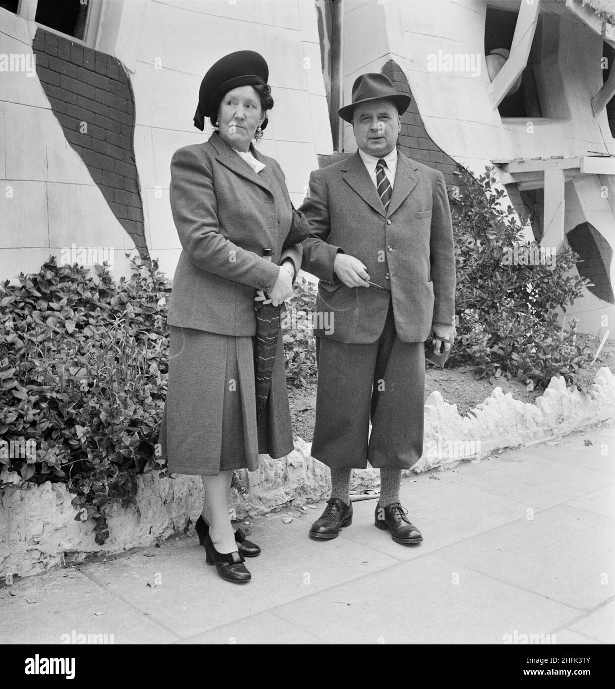 Skegness, East Lindsey, Lincolnshire, 12/06/1948. Un ritratto di un uomo e di una donna elegantemente vestito su uno staff Laing che si è portato a Skegness. Un gruppo di circa 100 persone ha partecipato a questa uscita da contratti a Grimsby, Carrington's Coppice, East Leake e Leicester. Si ritiene che l'uomo in questa immagine sia G. B. Malcolm. È entrato a far parte della società nel 1928, prima di essere nominato Area Agent nel 1948 e District Manager nel 1950. Foto Stock