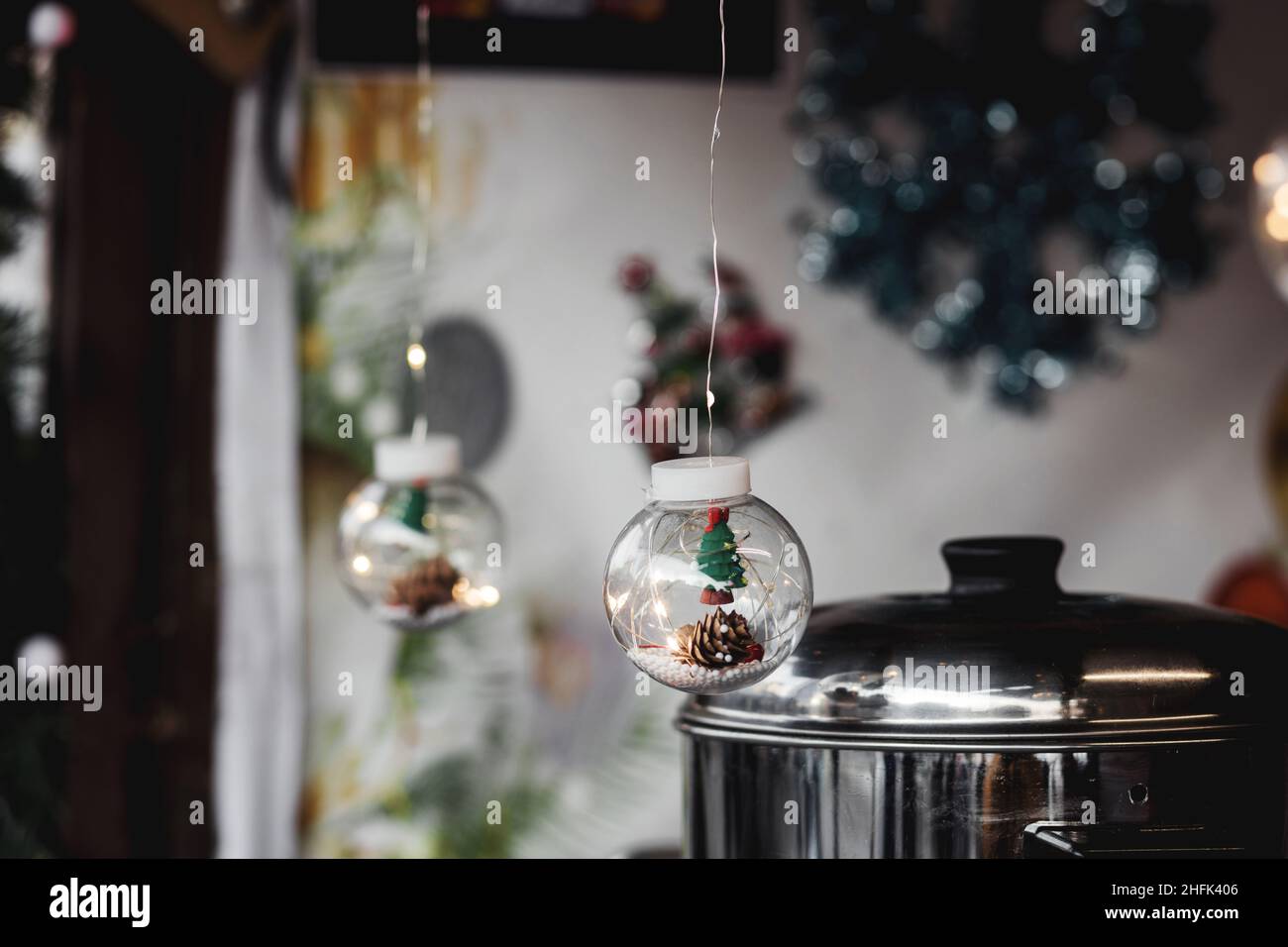 Palla di Natale trasparente con decorazioni garland. Decorazioni di Natale fai da te. Illuminazione di Capodanno. Foto Stock