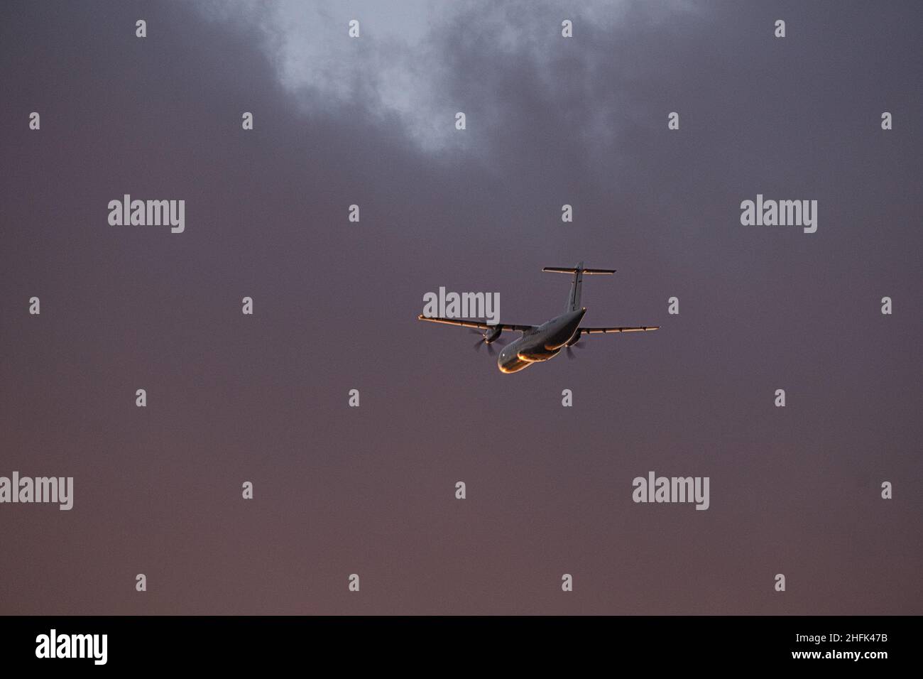 aereo nel cielo blu per la destinazione di vacanza. Una macchina per passeggeri che porta gli ospiti al resort. Foto Stock