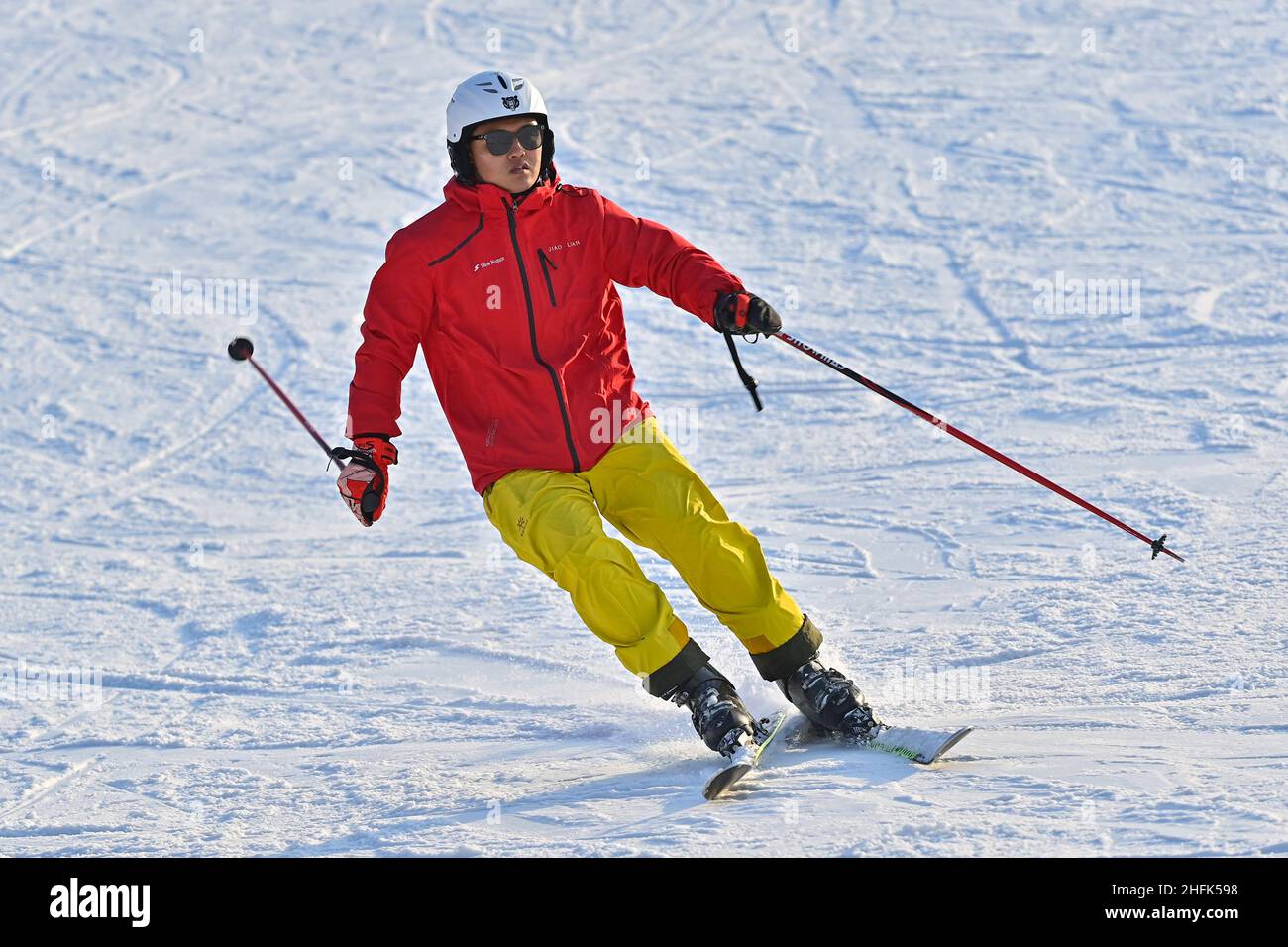 Qingzhou, Qingzhou, Cina. 17th Jan 2022. Il 16 gennaio 2022, i turisti hanno sperimentato lo sci in una stazione sciistica a Qingzhou City, provincia di Shandong. Con l'avvicinarsi delle Olimpiadi invernali di Pechino del 2022, molti cittadini della città di Qingzhou, provincia di Shandong, vengono nelle vicine stazioni sciistiche per sperimentare lo sci, i cerchi di neve e altri progetti e godersi il divertimento offerto dagli sport sul ghiaccio e sulla neve. (Credit Image: © SIPA Asia via ZUMA Press Wire) Foto Stock