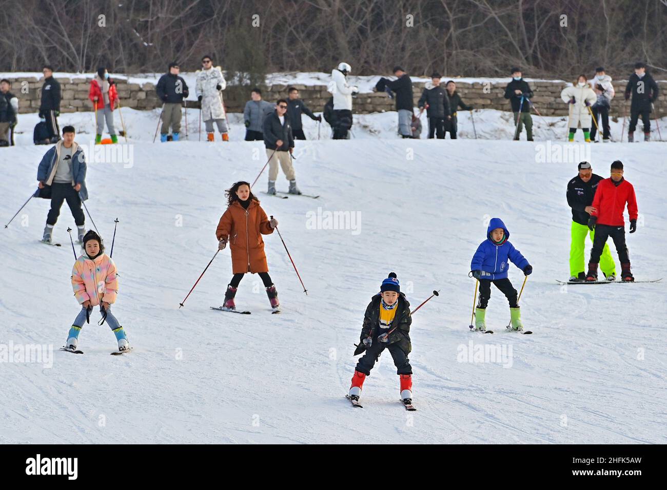 Qingzhou, Qingzhou, Cina. 17th Jan 2022. Il 16 gennaio 2022, i turisti hanno sperimentato lo sci in una stazione sciistica a Qingzhou City, provincia di Shandong. Con l'avvicinarsi delle Olimpiadi invernali di Pechino del 2022, molti cittadini della città di Qingzhou, provincia di Shandong, vengono nelle vicine stazioni sciistiche per sperimentare lo sci, i cerchi di neve e altri progetti e godersi il divertimento offerto dagli sport sul ghiaccio e sulla neve. (Credit Image: © SIPA Asia via ZUMA Press Wire) Foto Stock