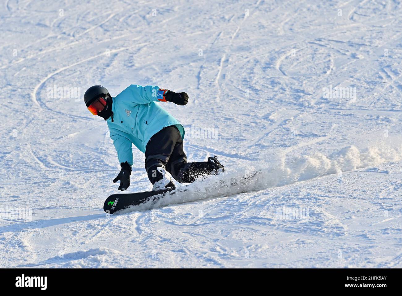 Qingzhou, Qingzhou, Cina. 17th Jan 2022. Il 16 gennaio 2022, i turisti hanno sperimentato lo sci in una stazione sciistica a Qingzhou City, provincia di Shandong. Con l'avvicinarsi delle Olimpiadi invernali di Pechino del 2022, molti cittadini della città di Qingzhou, provincia di Shandong, vengono nelle vicine stazioni sciistiche per sperimentare lo sci, i cerchi di neve e altri progetti e godersi il divertimento offerto dagli sport sul ghiaccio e sulla neve. (Credit Image: © SIPA Asia via ZUMA Press Wire) Foto Stock