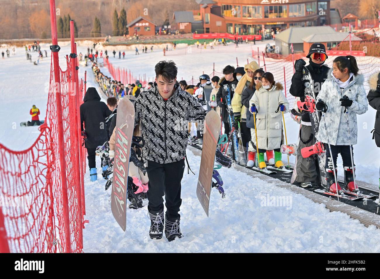 Qingzhou, Qingzhou, Cina. 17th Jan 2022. Il 16 gennaio 2022, i turisti hanno sperimentato lo sci in una stazione sciistica a Qingzhou City, provincia di Shandong. Con l'avvicinarsi delle Olimpiadi invernali di Pechino del 2022, molti cittadini della città di Qingzhou, provincia di Shandong, vengono nelle vicine stazioni sciistiche per sperimentare lo sci, i cerchi di neve e altri progetti e godersi il divertimento offerto dagli sport sul ghiaccio e sulla neve. (Credit Image: © SIPA Asia via ZUMA Press Wire) Foto Stock