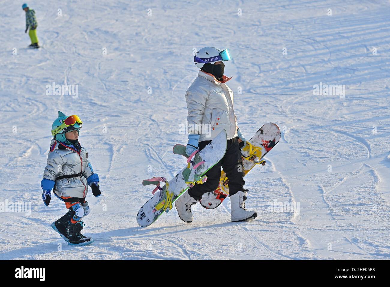 Qingzhou, Qingzhou, Cina. 17th Jan 2022. Il 16 gennaio 2022, i turisti hanno sperimentato lo sci in una stazione sciistica a Qingzhou City, provincia di Shandong. Con l'avvicinarsi delle Olimpiadi invernali di Pechino del 2022, molti cittadini della città di Qingzhou, provincia di Shandong, vengono nelle vicine stazioni sciistiche per sperimentare lo sci, i cerchi di neve e altri progetti e godersi il divertimento offerto dagli sport sul ghiaccio e sulla neve. (Credit Image: © SIPA Asia via ZUMA Press Wire) Foto Stock