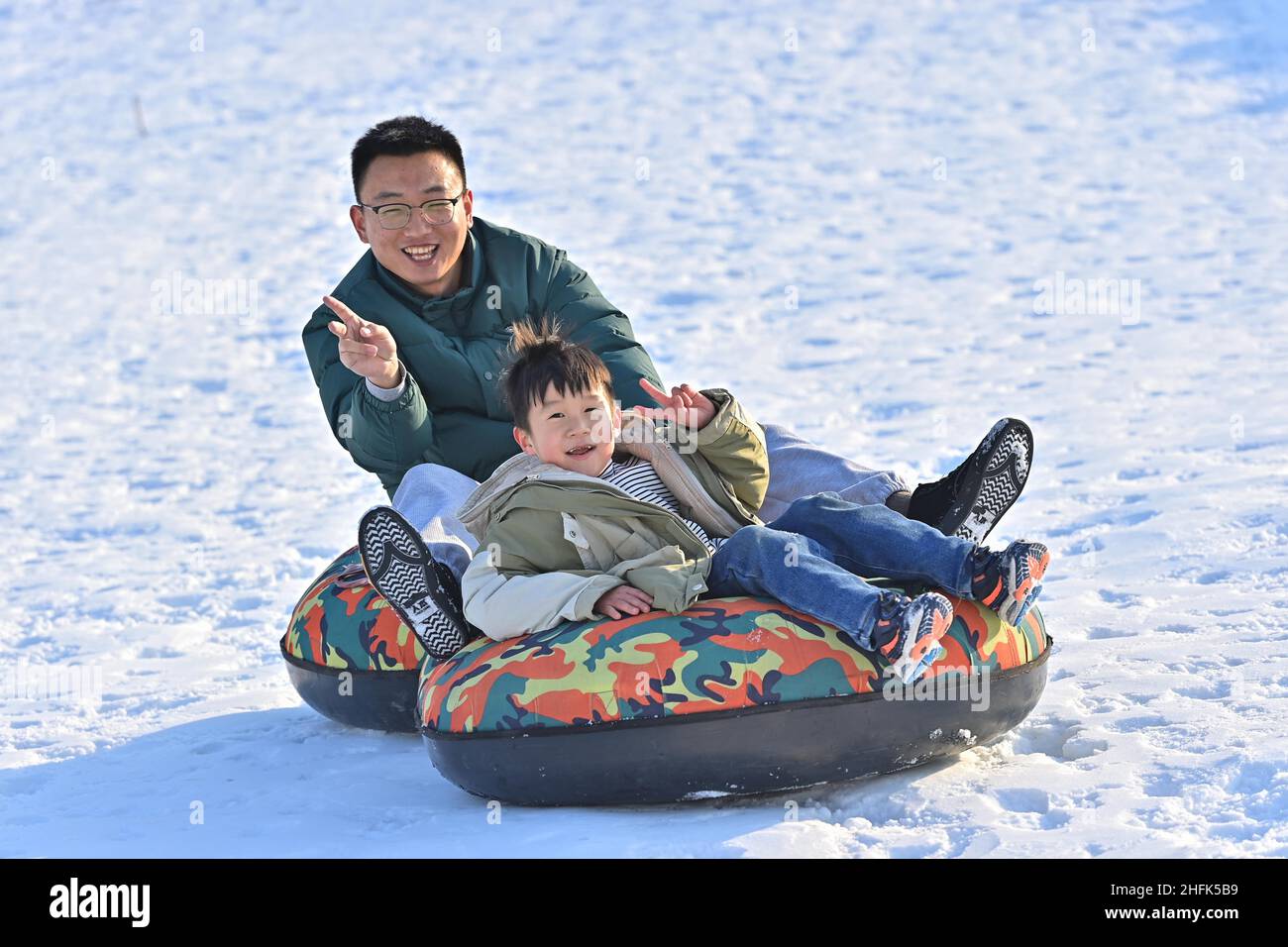 Qingzhou, Qingzhou, Cina. 17th Jan 2022. Il 16 gennaio 2022, i turisti hanno sperimentato lo sci in una stazione sciistica a Qingzhou City, provincia di Shandong. Con l'avvicinarsi delle Olimpiadi invernali di Pechino del 2022, molti cittadini della città di Qingzhou, provincia di Shandong, vengono nelle vicine stazioni sciistiche per sperimentare lo sci, i cerchi di neve e altri progetti e godersi il divertimento offerto dagli sport sul ghiaccio e sulla neve. (Credit Image: © SIPA Asia via ZUMA Press Wire) Foto Stock