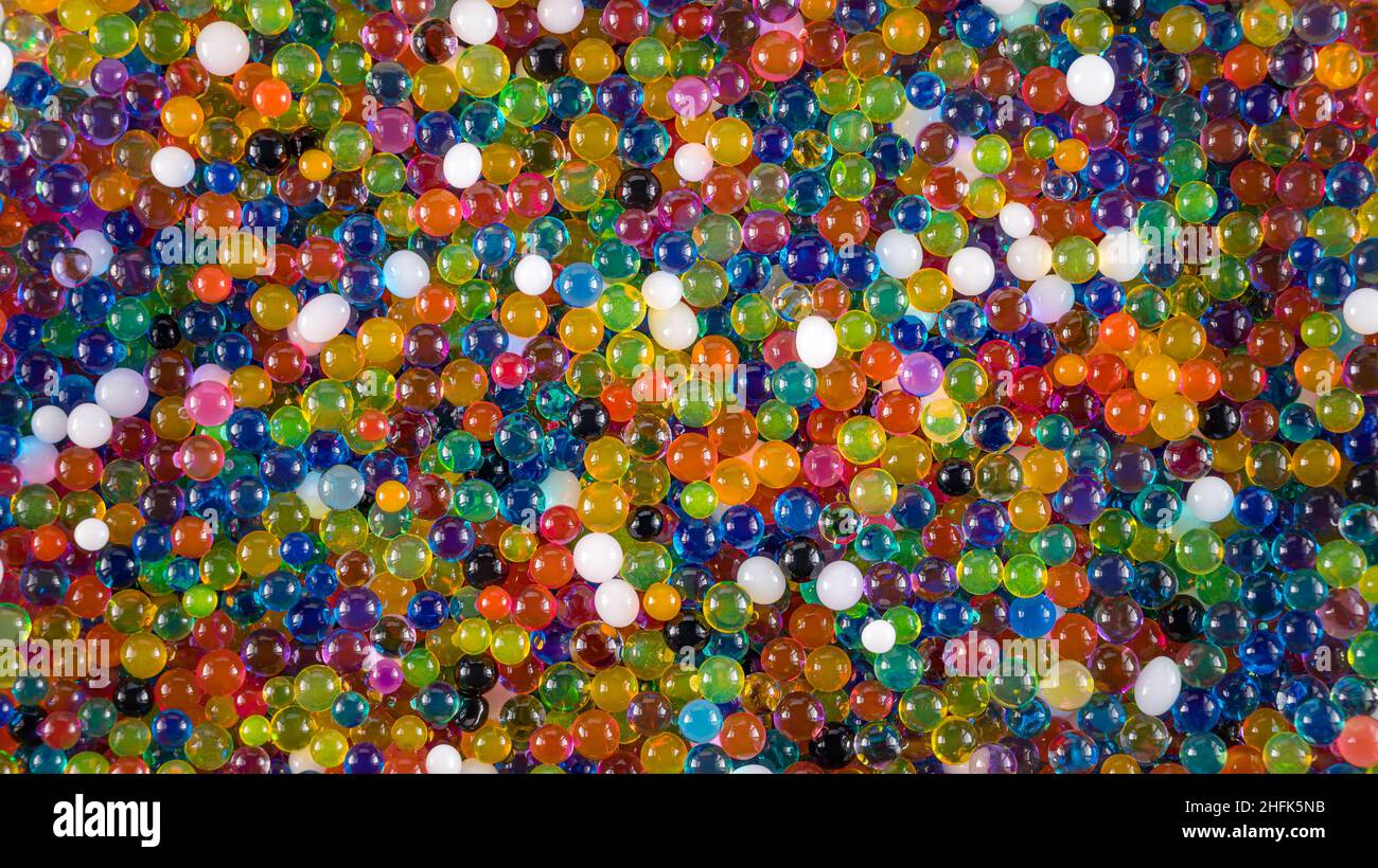 Primo piano delle perle d'acqua, sfondo astratto. Texture di palle di idrogel o molti orbeez colorati per carta da parati. Foto Stock