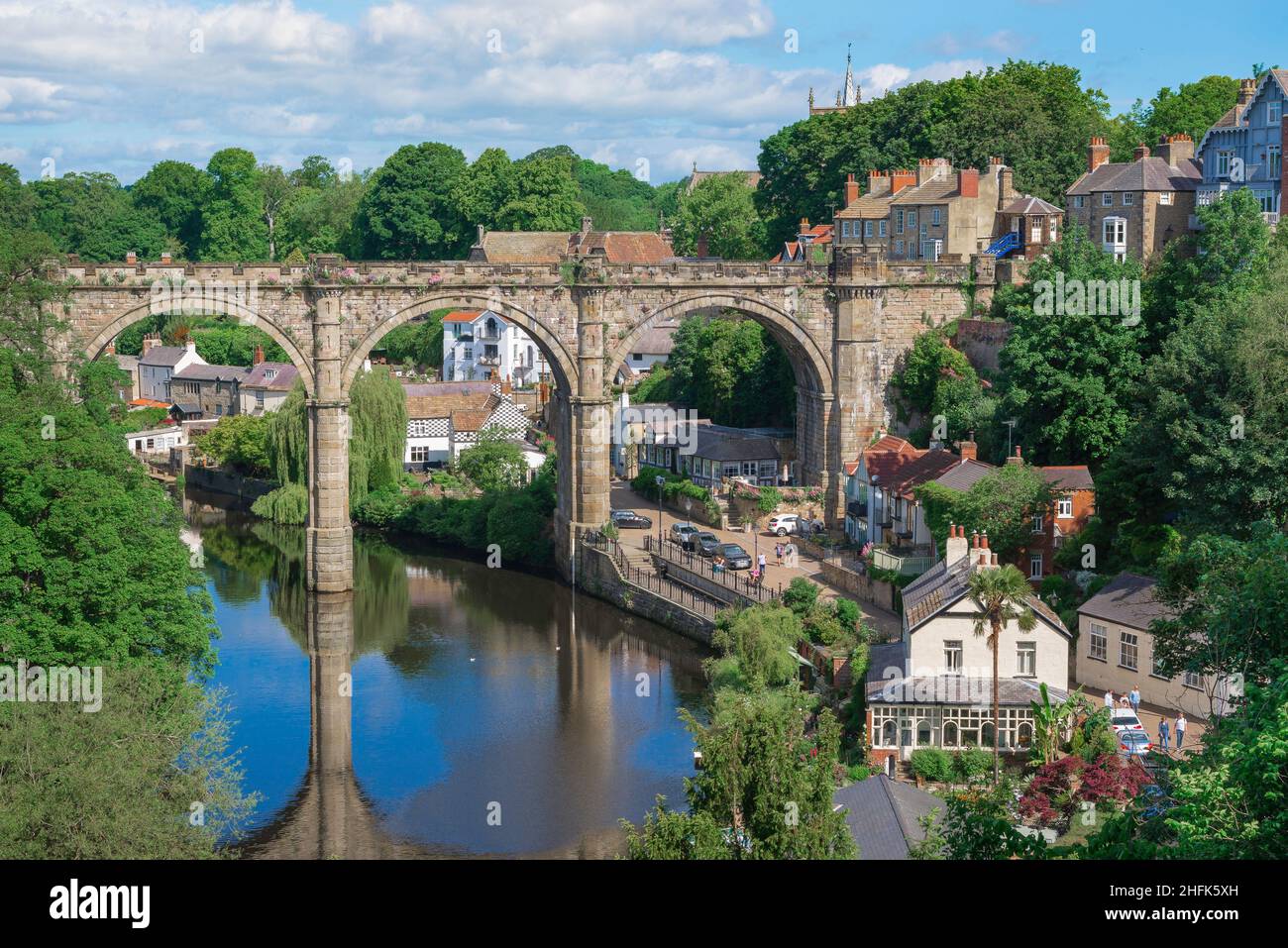Yorkshire Regno Unito città, vista del viadotto ferroviario che attraversa il fiume Nidd nella panoramica città di mercato Yorkshire di Knaresborough, Inghilterra Foto Stock