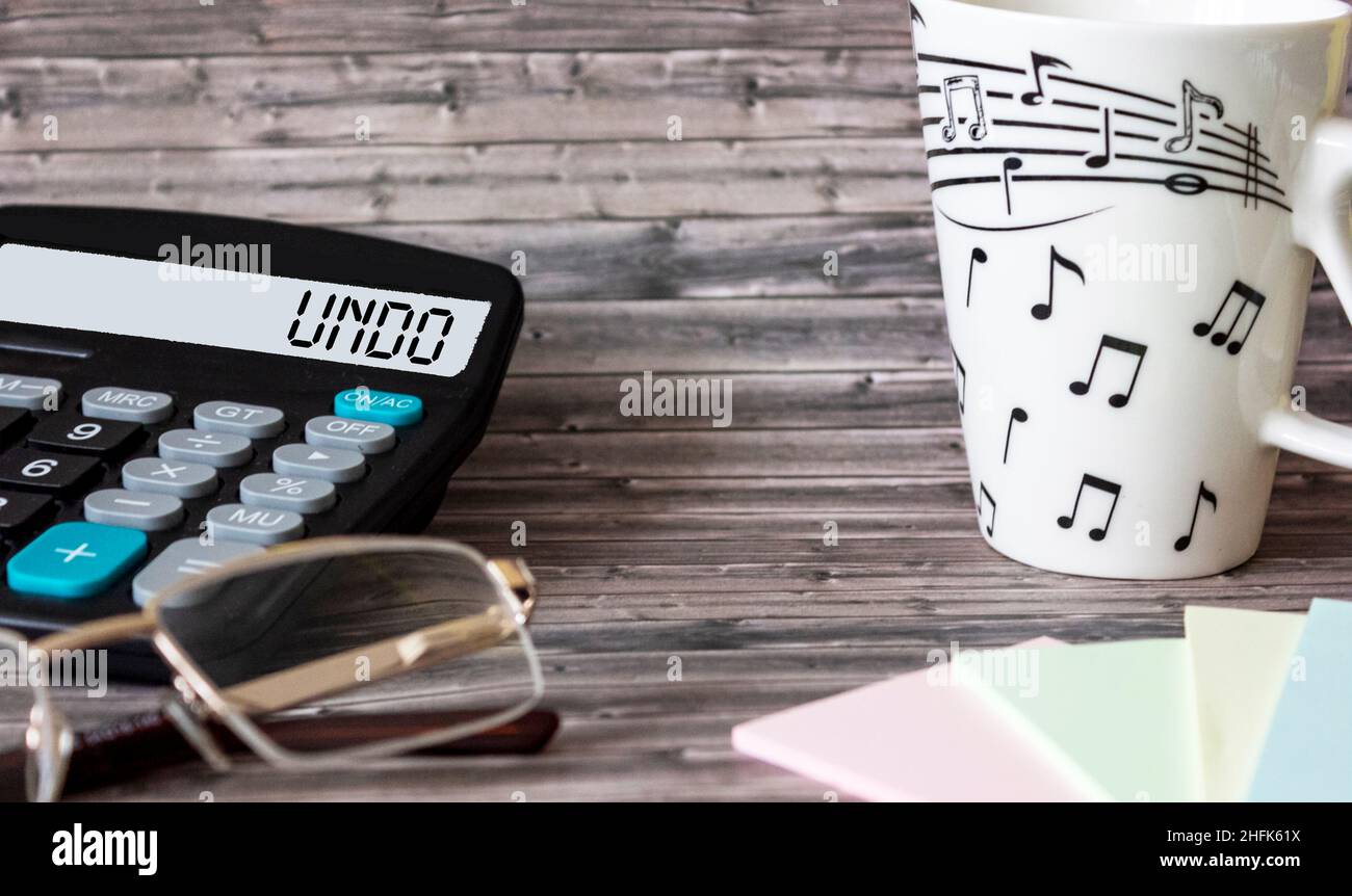 Annulla parola sul display della calcolatrice .concetto di stile di vita e stato d'animo. Foto Stock